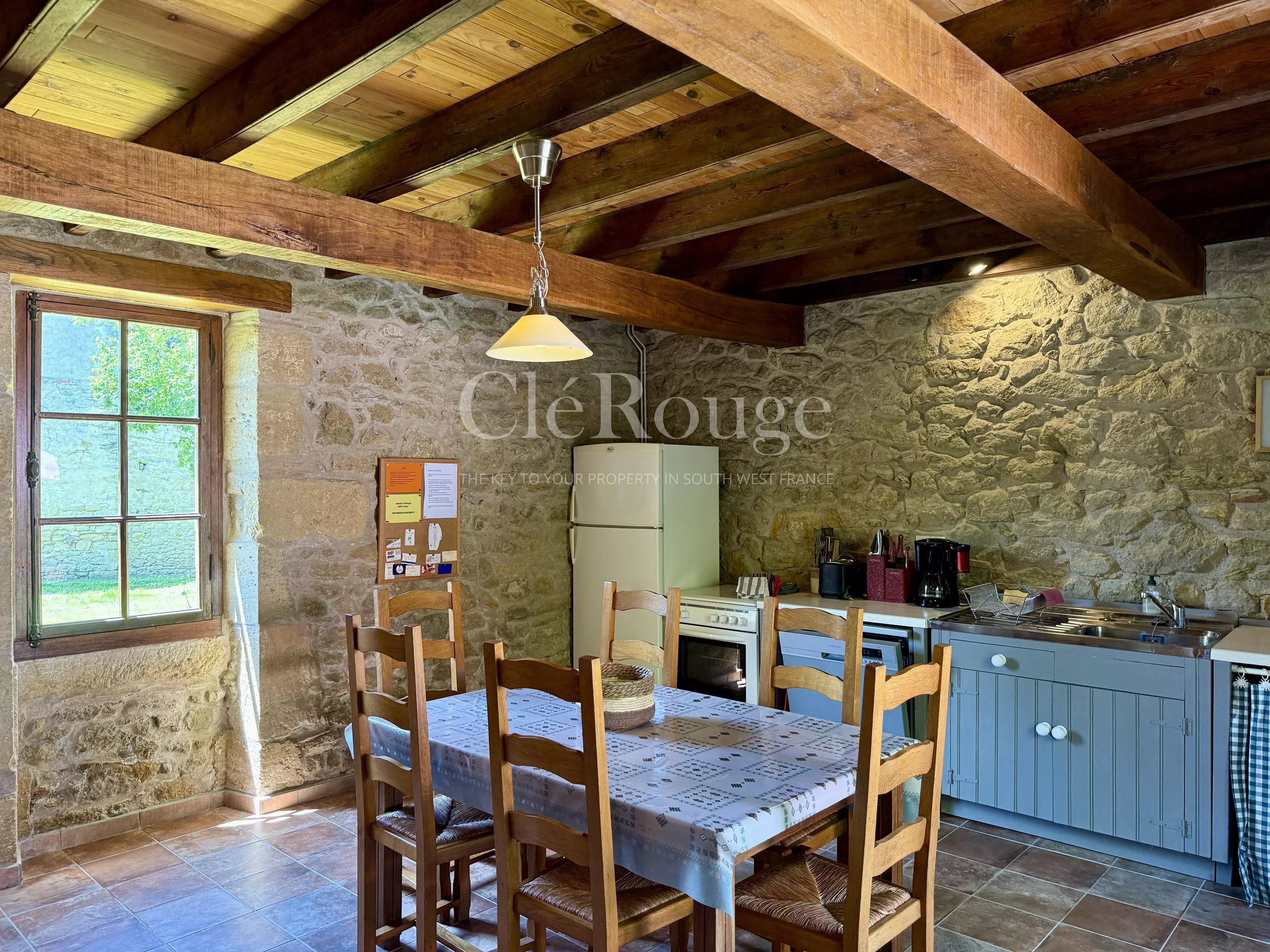 Beautiful property consisting of three houses, barns and swimming pool, just 50 minutes from Bordeaux