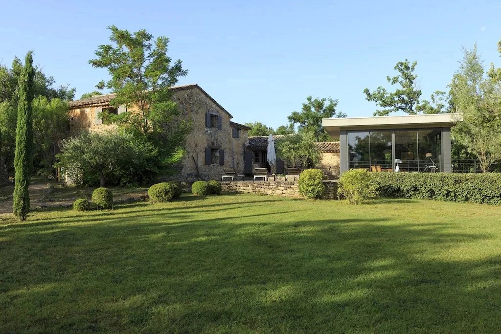 BONNIEUX - ANCIENNE BERGERIE AVEC PISCINE AU CALME