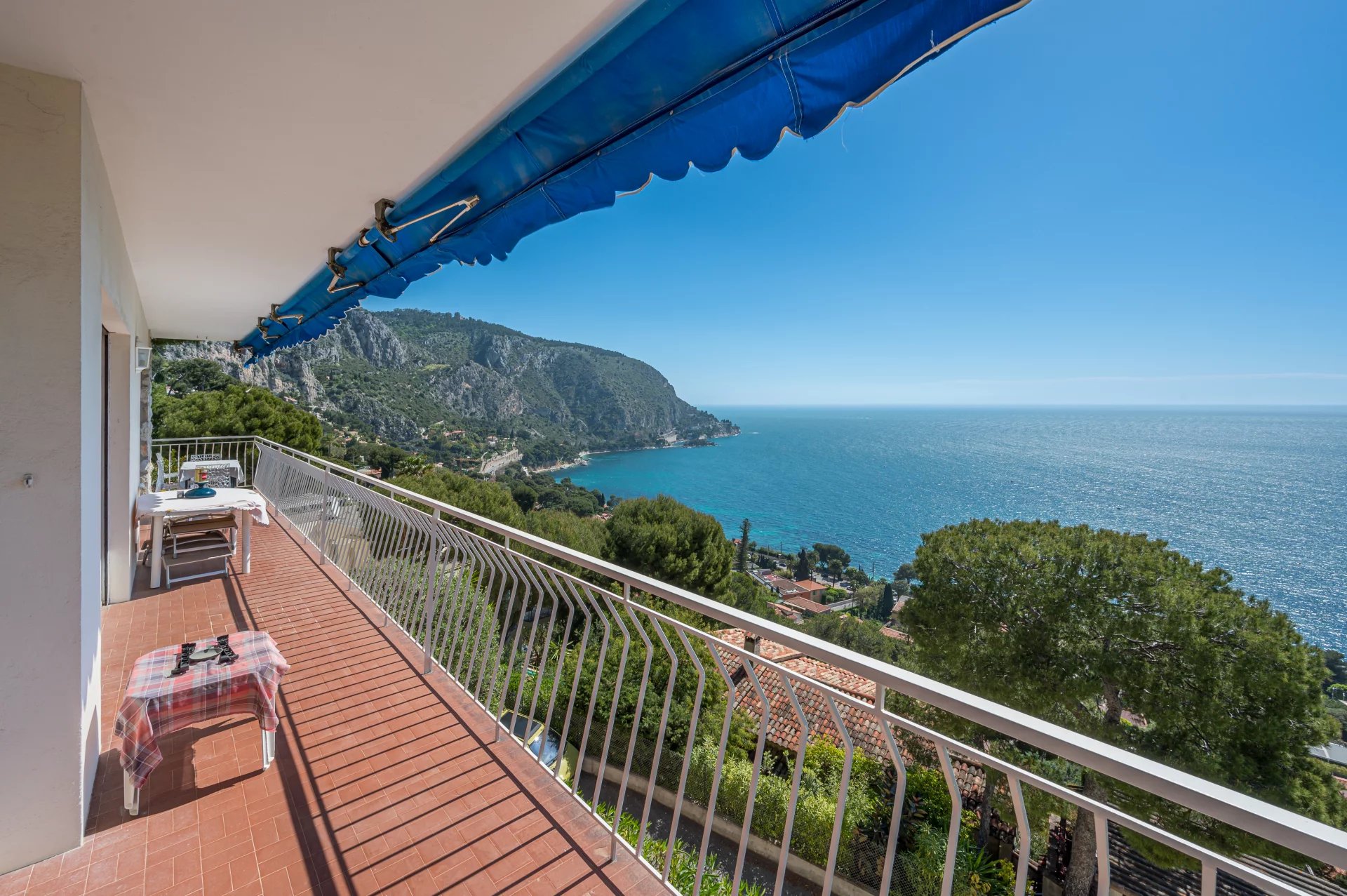 VILLA A VENDRE A EZE - VUE MER PANORAMIQUE - MODERNE - PROCHE MONACO -