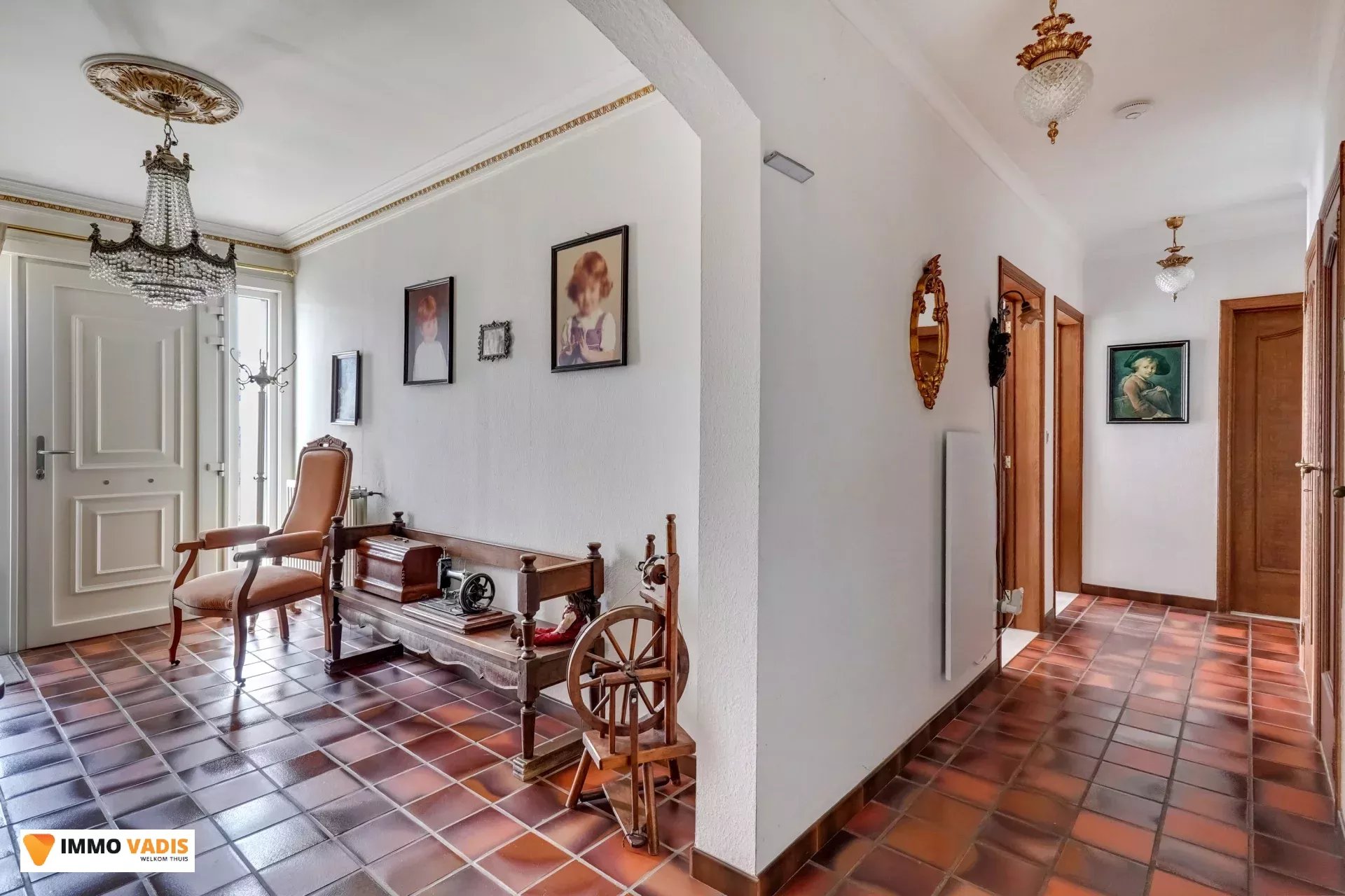 Te koop op lijfrente - Comfortabele villa met drie slaapkamers, twee garages en een magazijn.