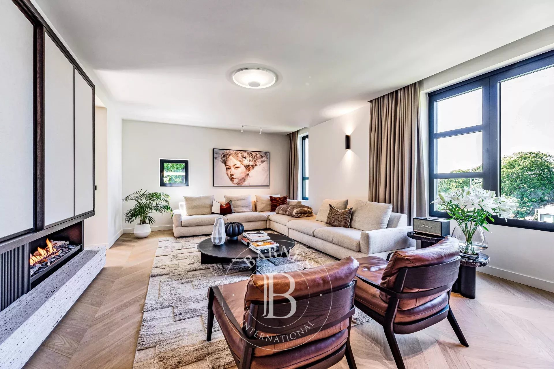Exceptional renovated 3-suite apartment with terrace and 2-car garage