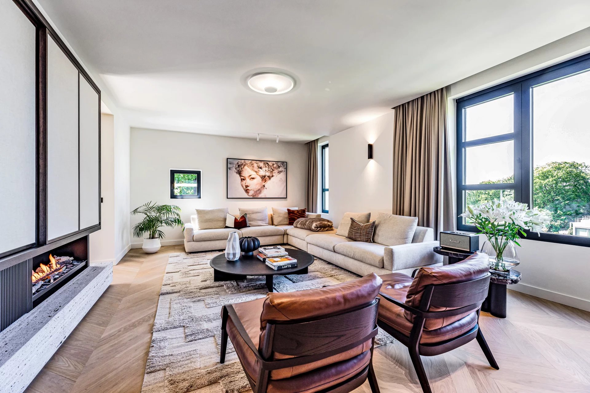 Exceptional renovated 3-suite apartment with terrace and 2-car garage