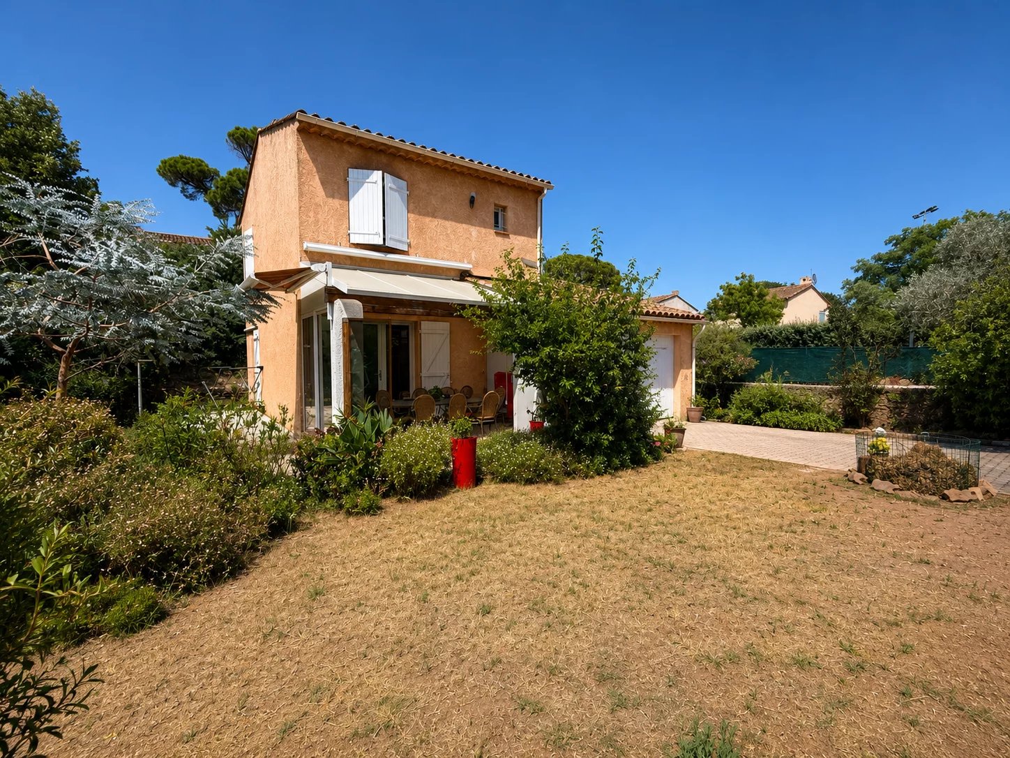 Villa au calme avec beau potentiel — Fréjus limitrophe Saint-Raphaël