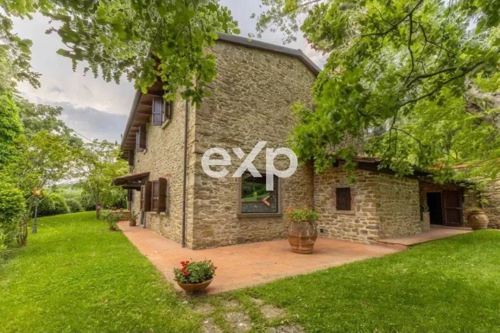 “Incantevole villa toscana in pietra con vista panoramica sulla campagna”.