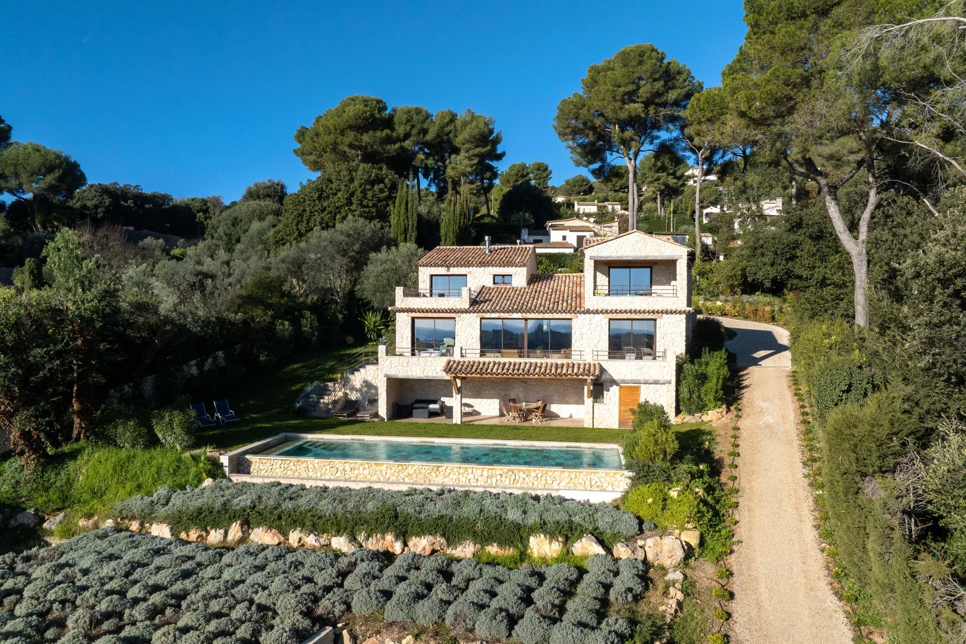 Propriété en pierres avec vue mer et village – Saint-Paul-de-Vence