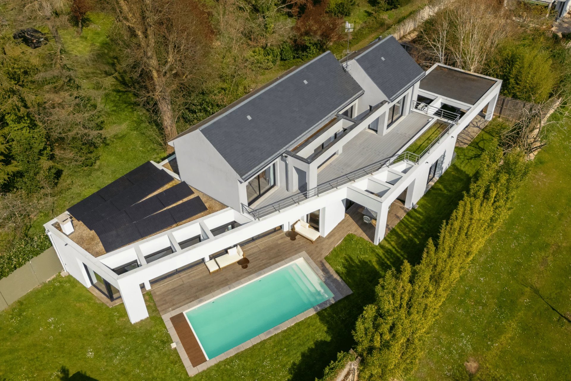 Contemporary Luxury Villa with Heated Pool near Versailles & Paris – Exclusive Rental Opportunity