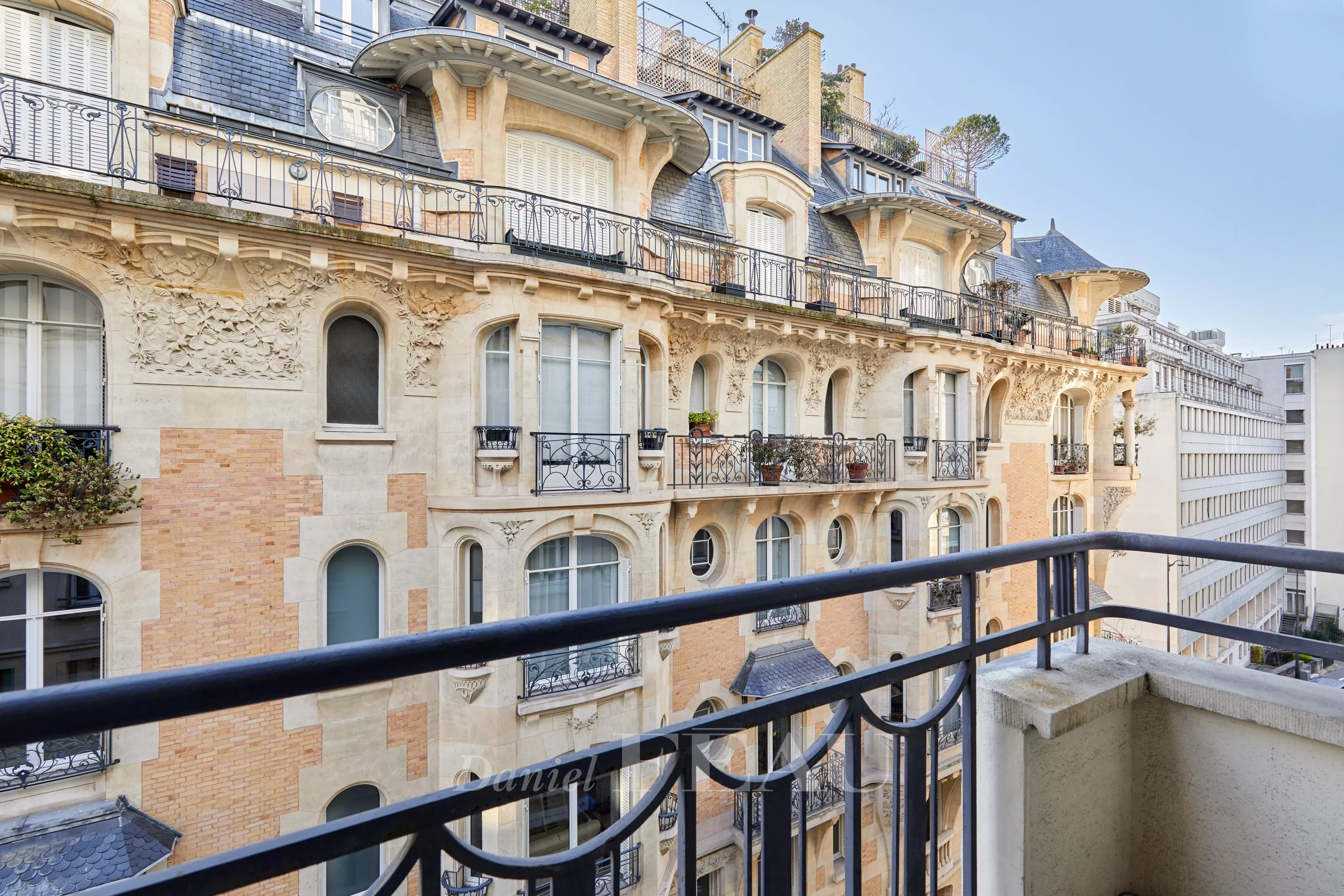 Vue dégagée du balcon sur magnifique immeuble Art Nouveu