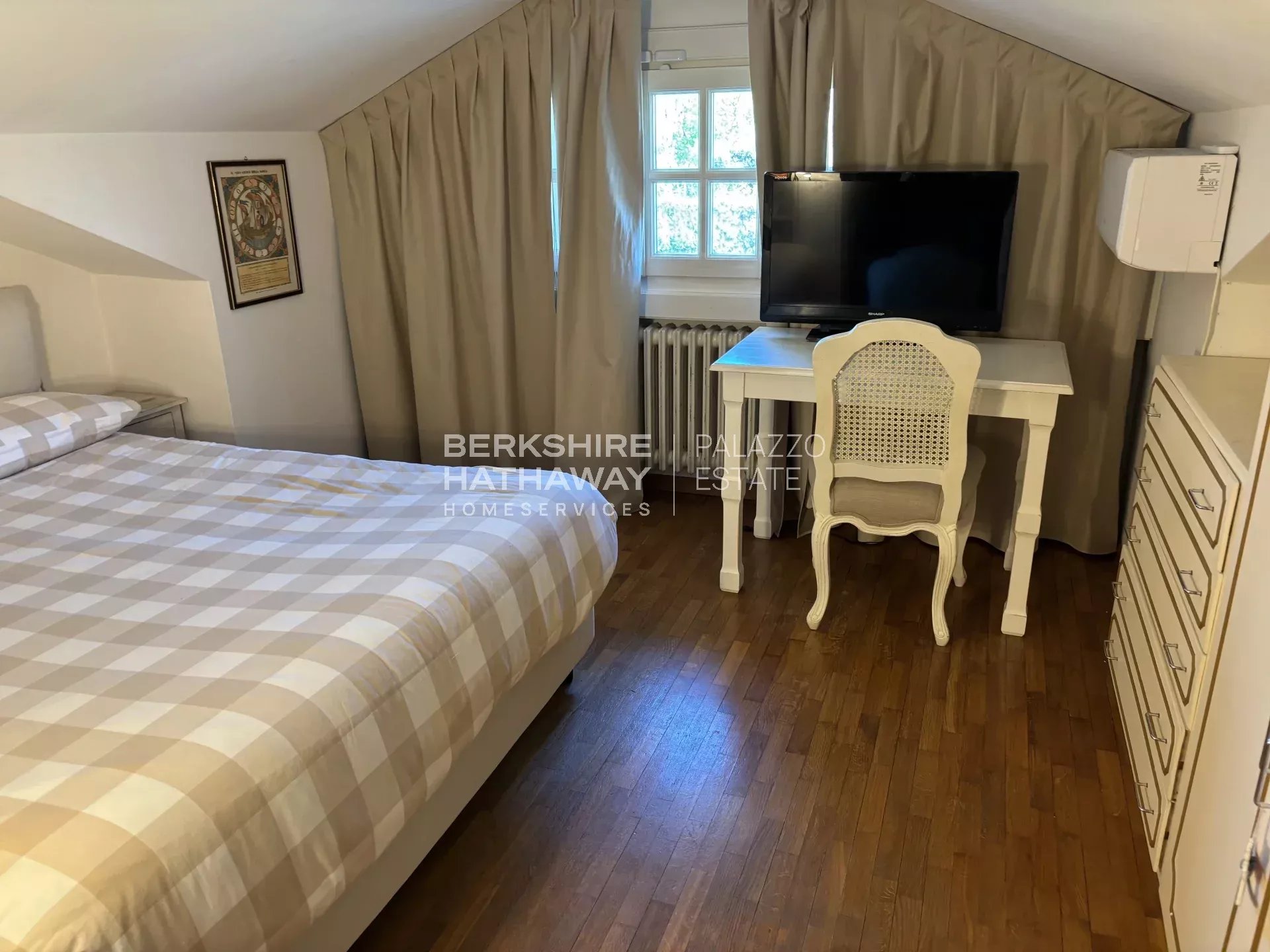 Magnificent detached villa with a large garden, minutes from the sea and Pietrasanta