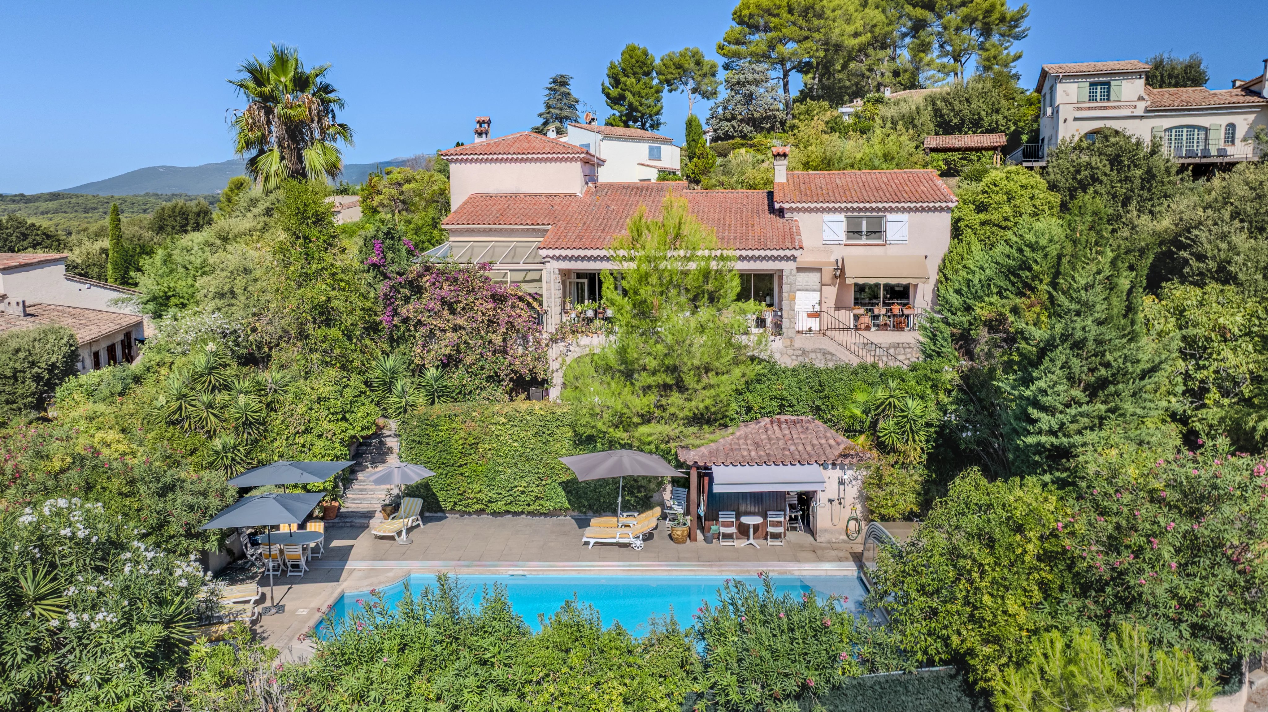 Spacious Provençal villa with a view, heated pool in a private estate - Roquefort-les-Pins