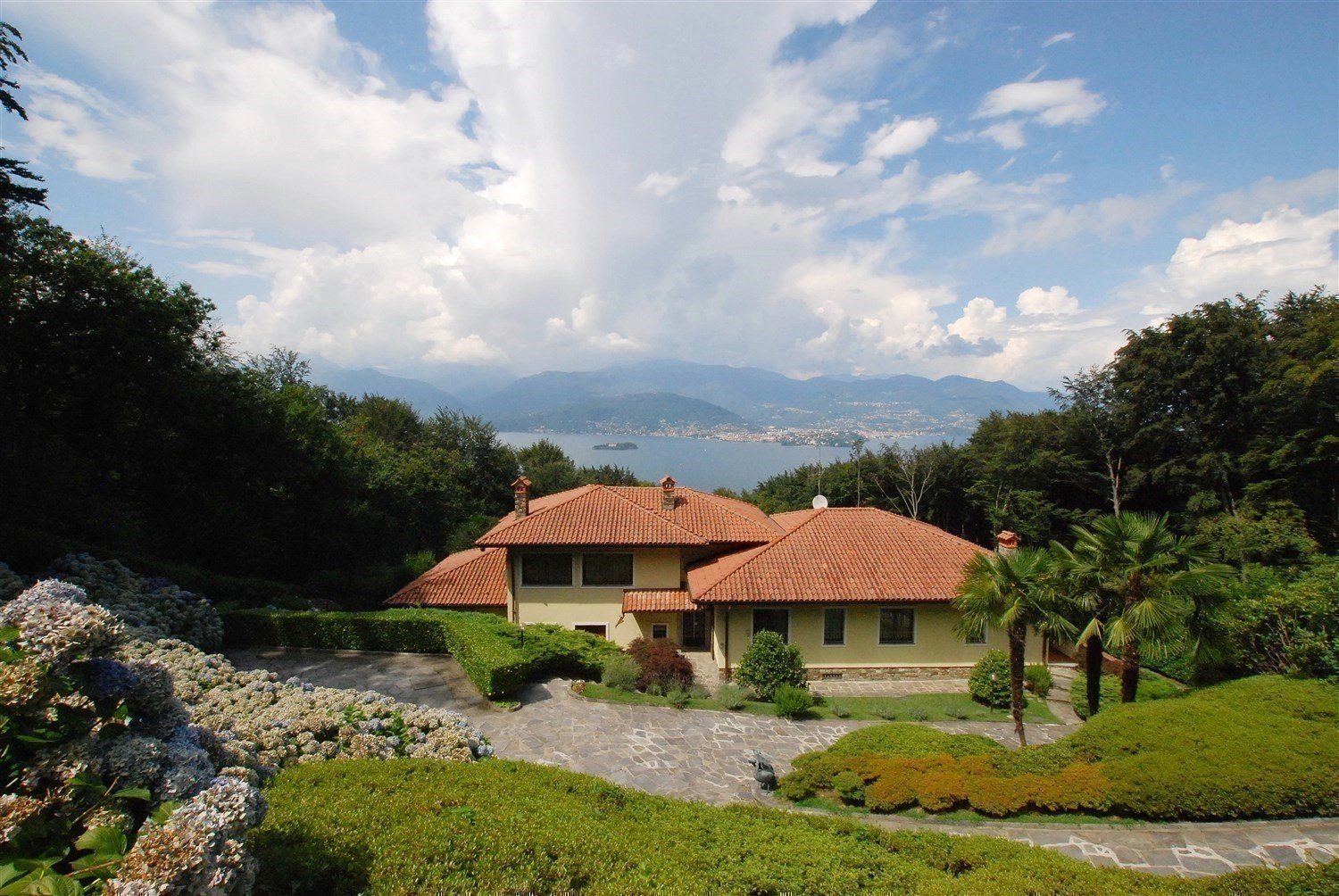 Stresa Prestige-Villa zum Verkauf mit Garten und Blick auf den Lago Maggiore