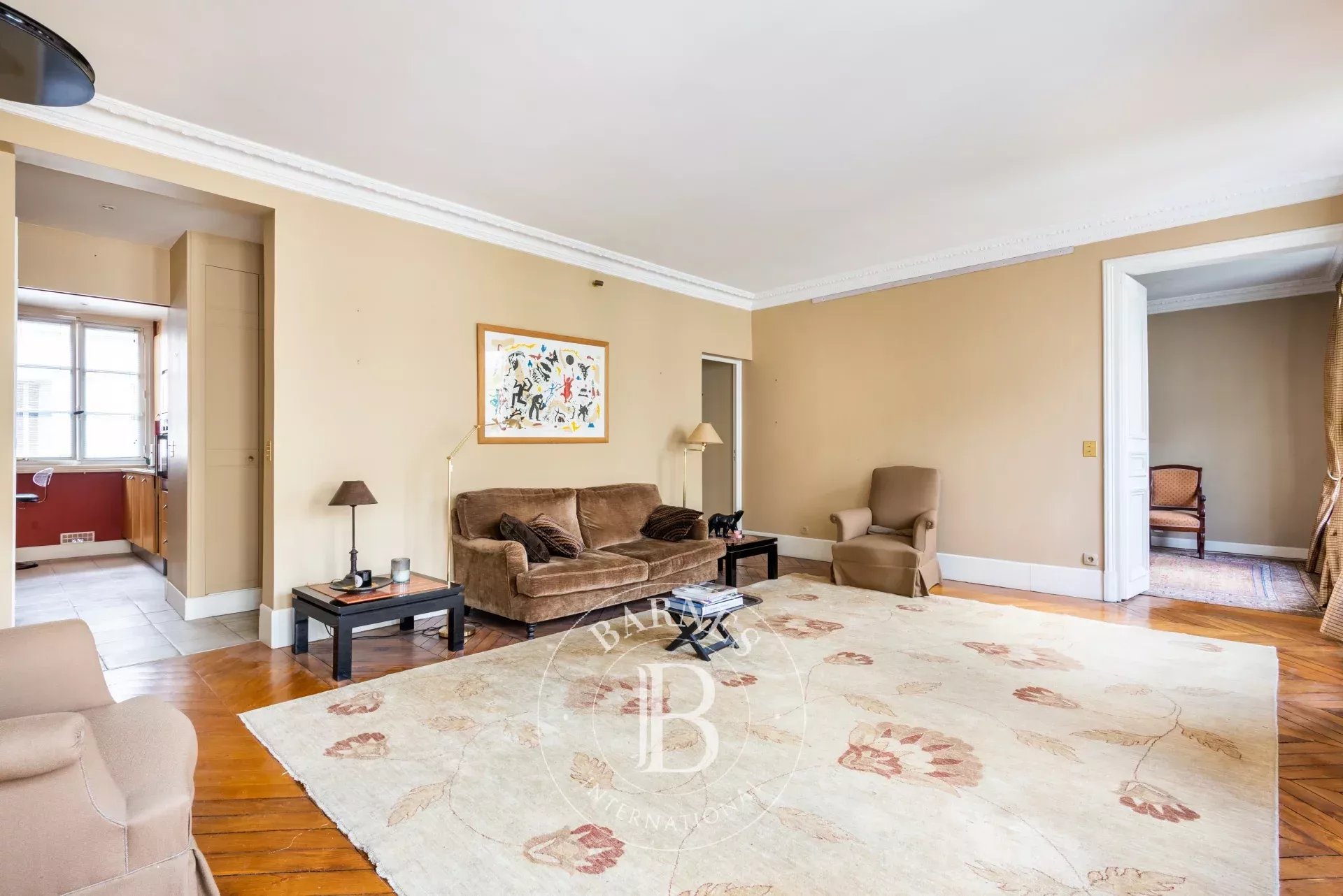 EXCLUSIVE! Paris 8 - Faubourg Saint-Honoré: 2 or 3-bedroom apartment, very quiet.