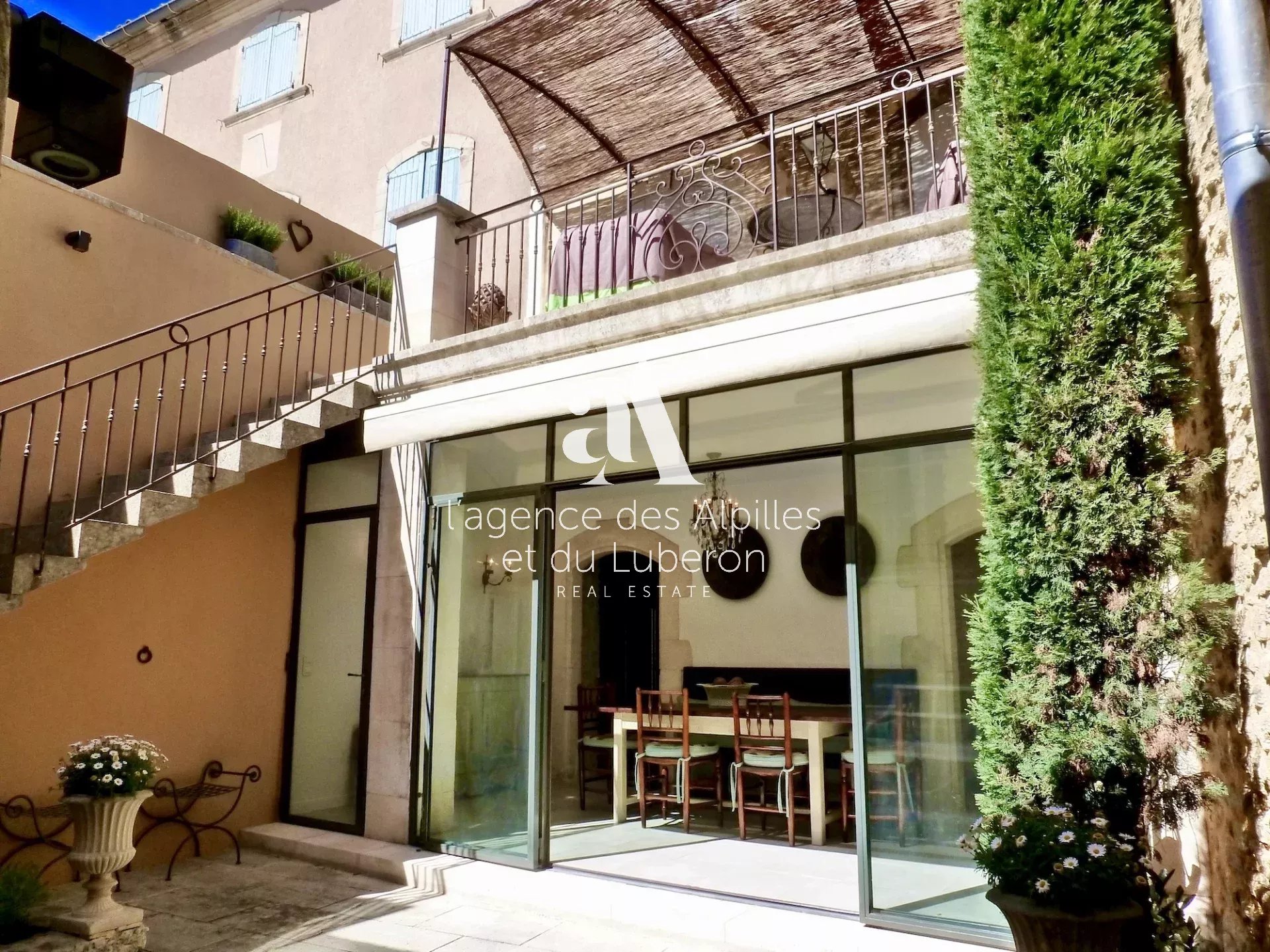 MAISON DE VILLAGE AVEC TERRASSES-VUE-PISCINE ET ASCENSEUR