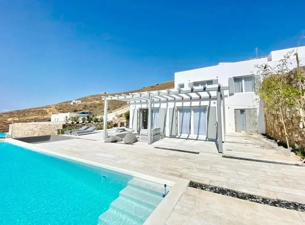 Très belle villa moderne de luxe située à Syros