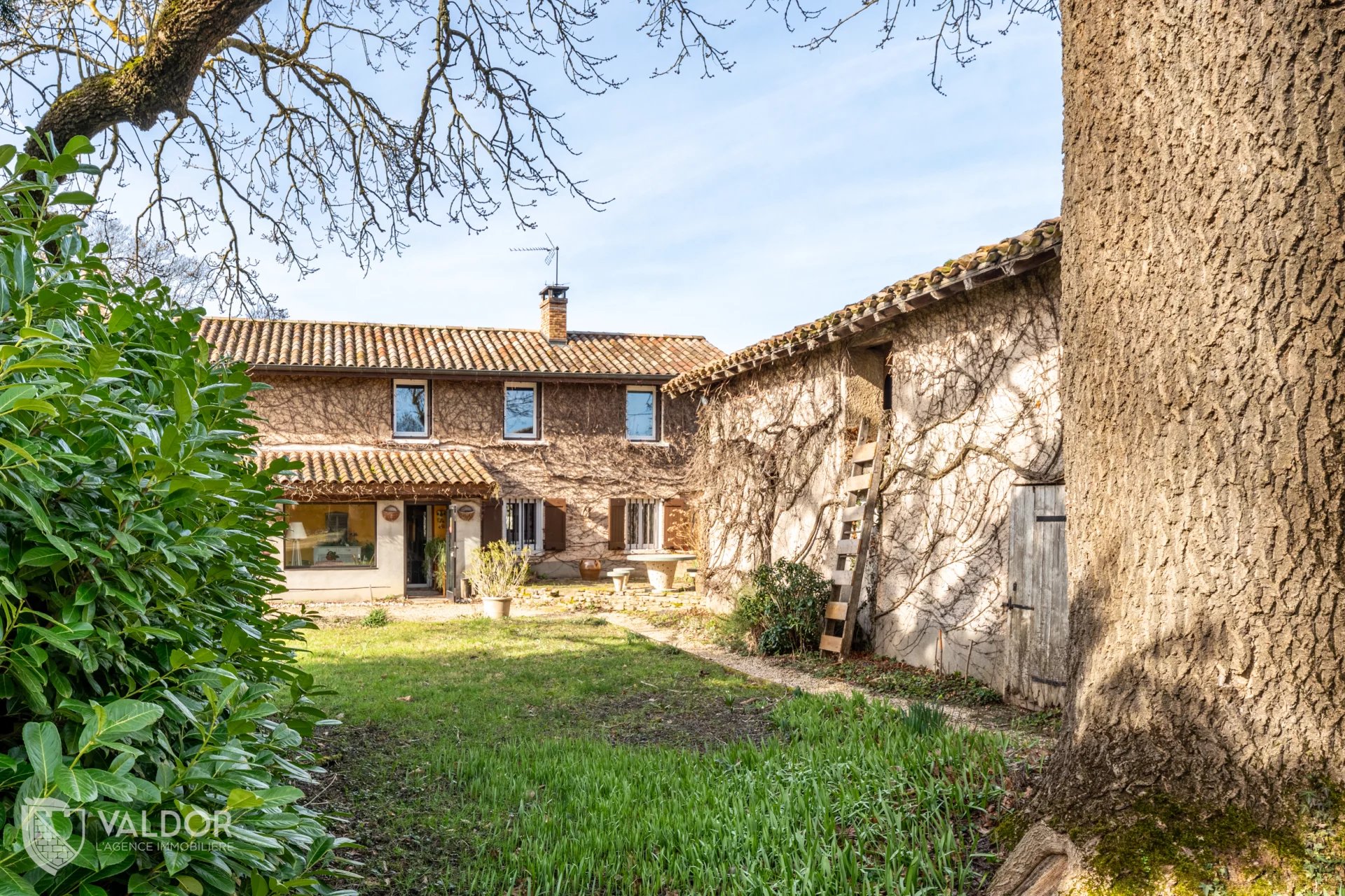 Ferme rénovée de 154 m², grand garage et dépendance sur près de 4 300 m² de terrain.