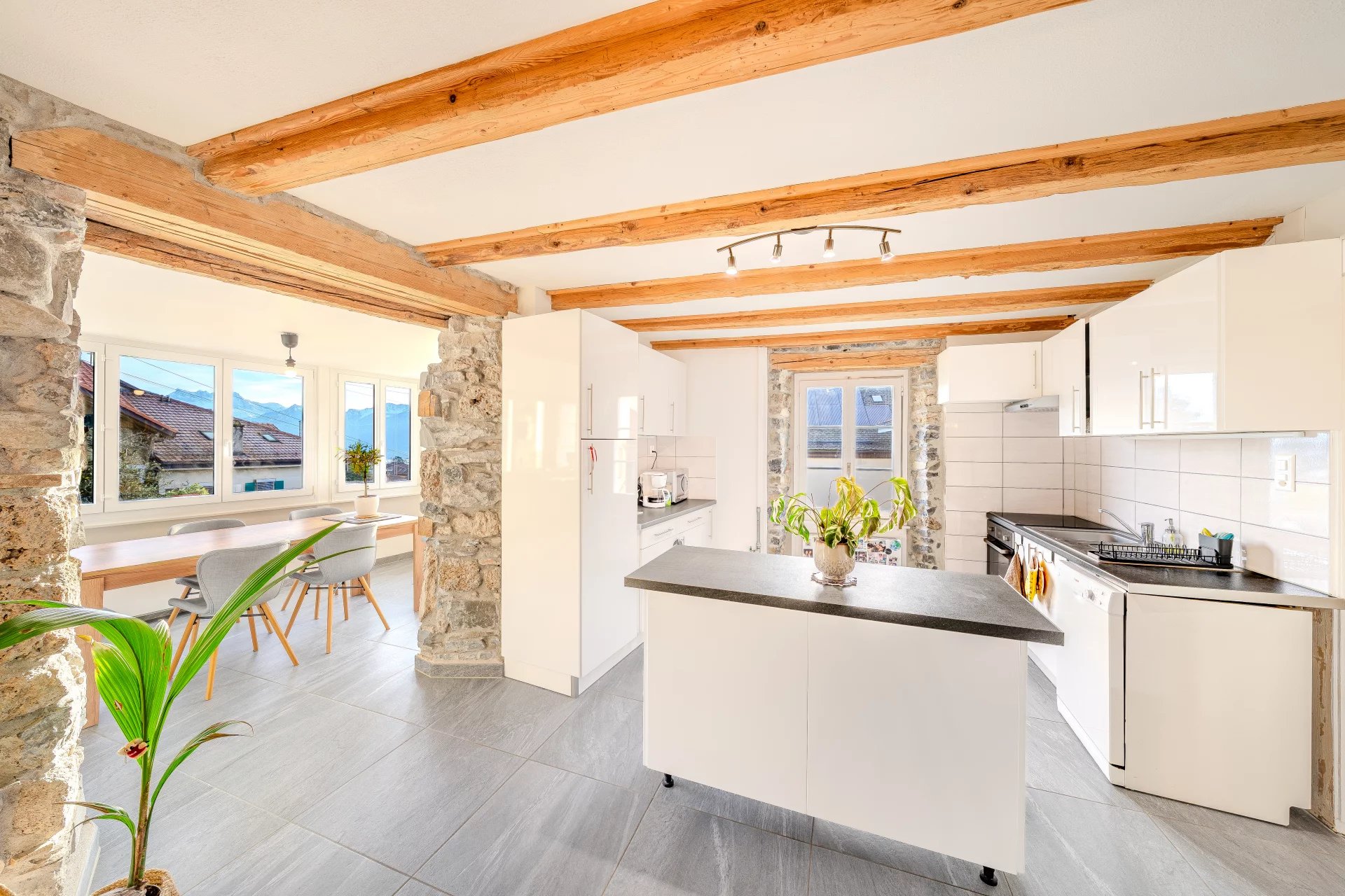 Luxury condominium apartment - panoramic view & garden