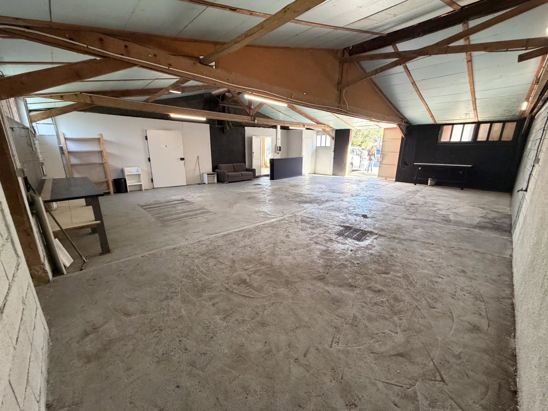 Local commercial avec accès poids lourds de 153m²