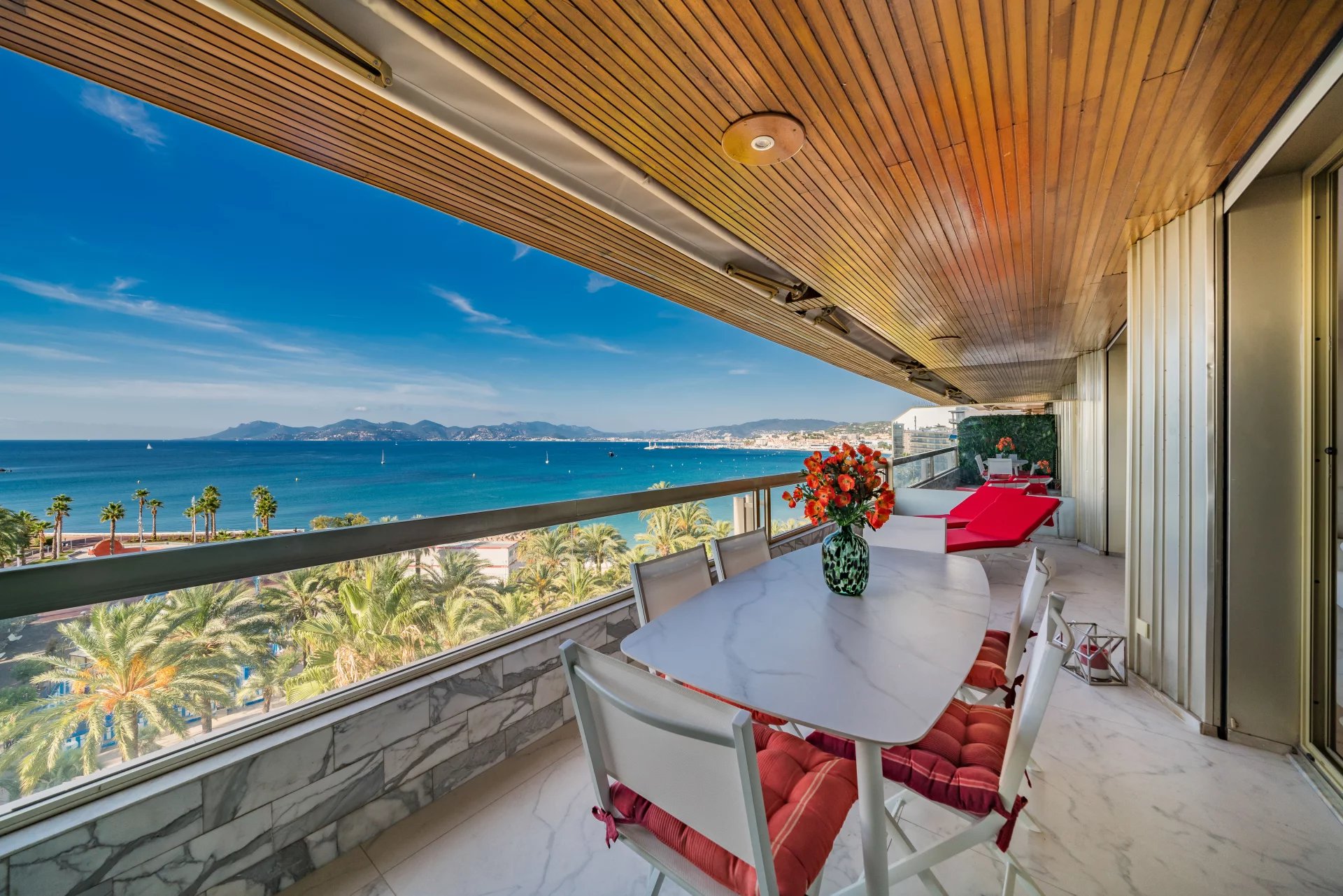 CANNES CROISETTE – APPARTEMENT 3 PIÈCES EN ÉTAGE ÉLEVÉ AVEC VUE MER PANORAMIQUE