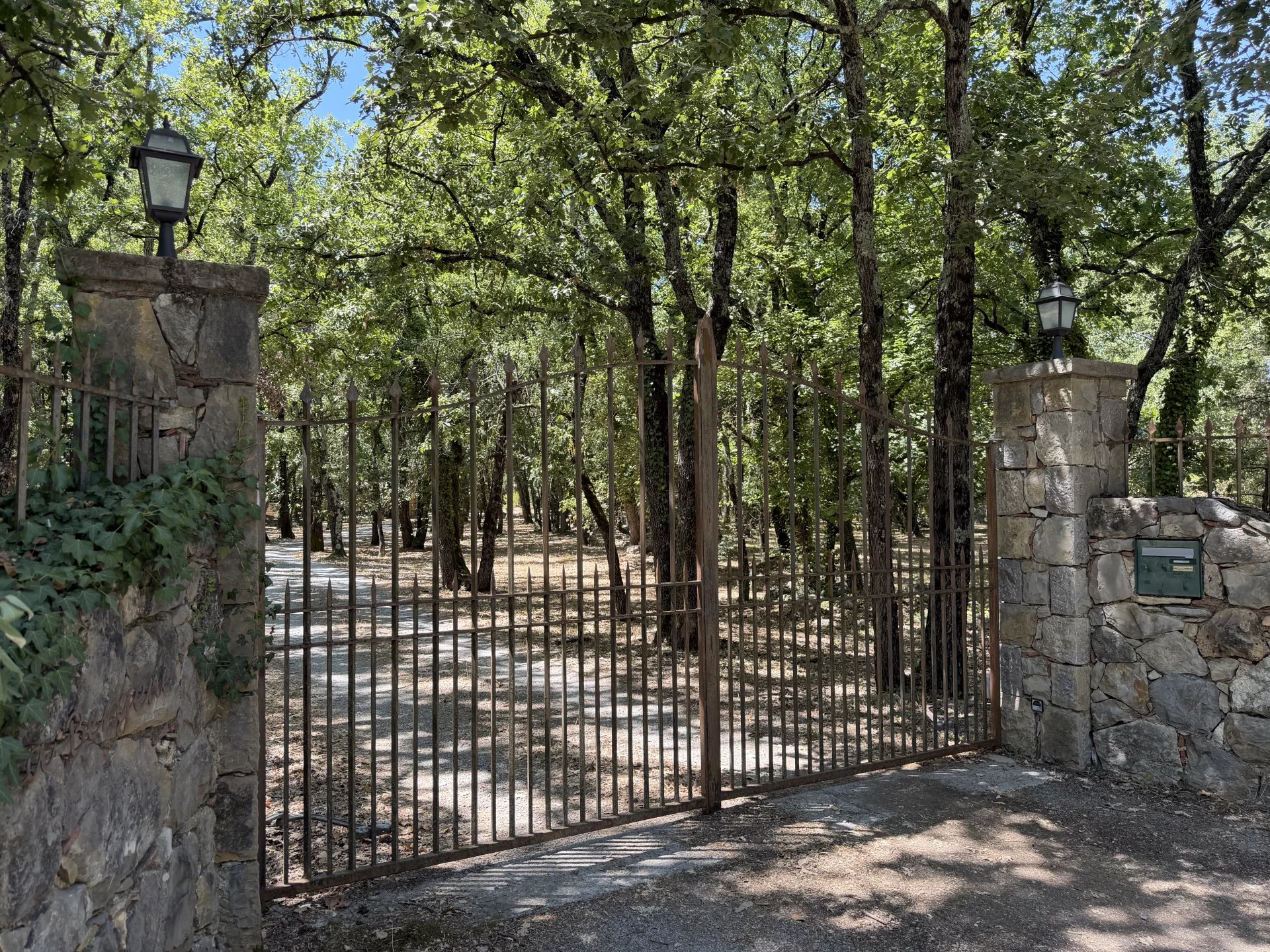 Authentic old stone house - TOURRETTES