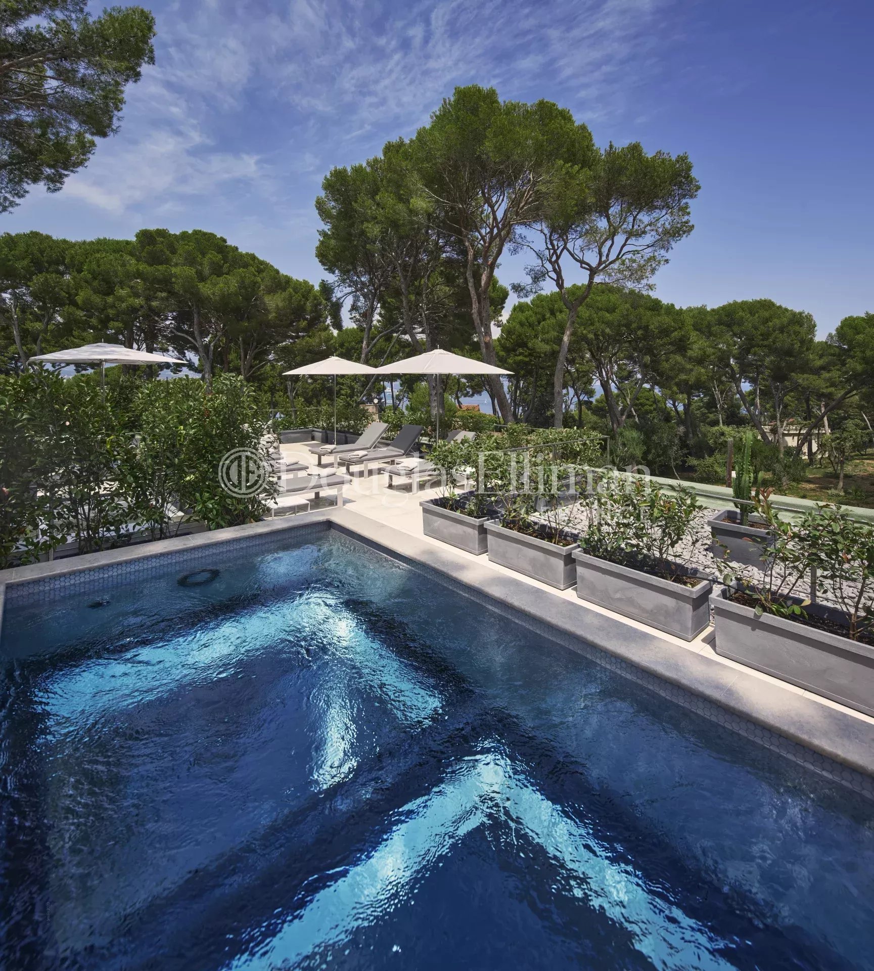 CAP D&rsquo;ANTIBES – Magnifique villa rénovée avec solarium et piscine - Image nᵒ3