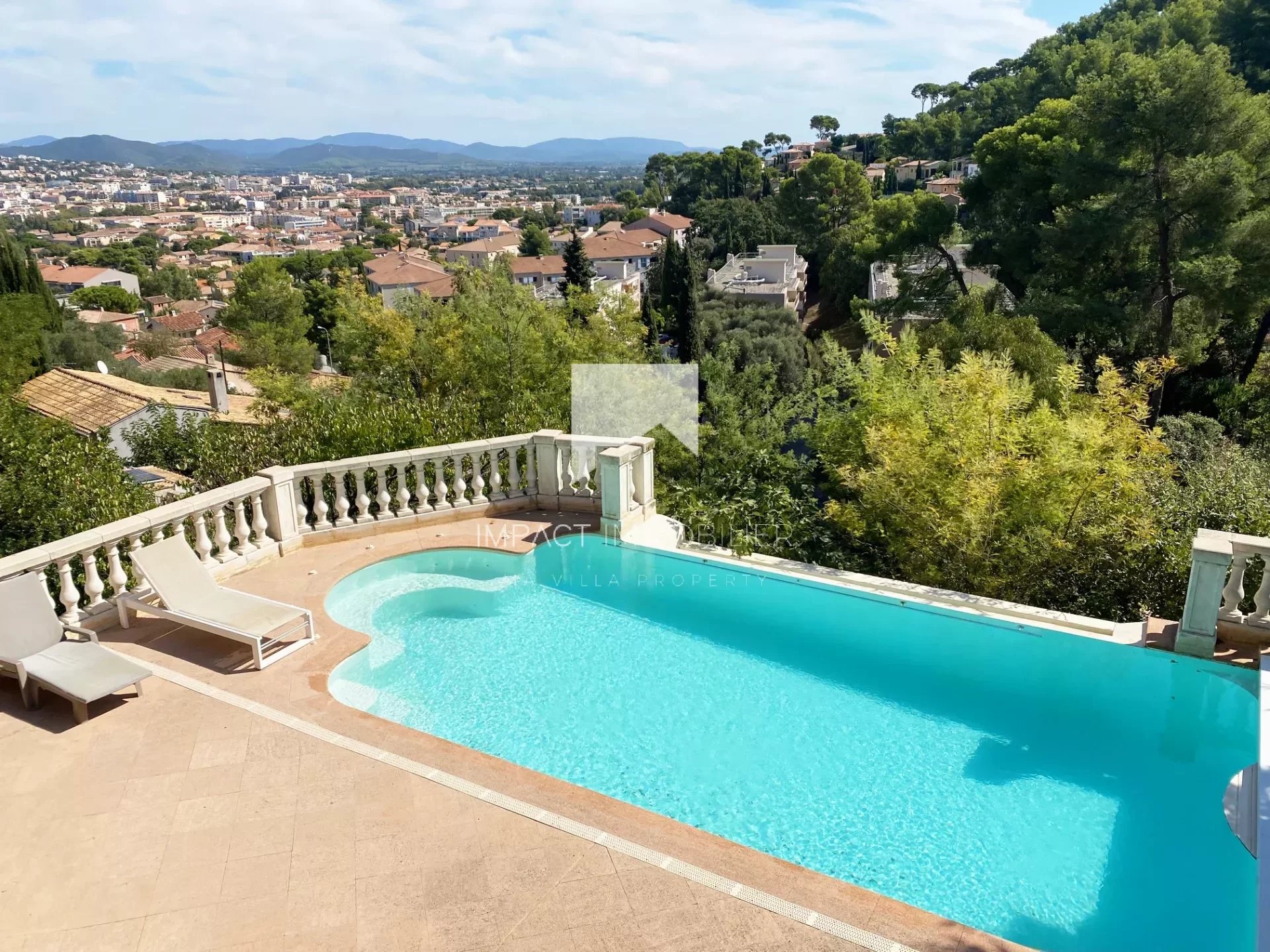 Exclusivité - Maison Individuelle à Costebelle - Vue Panoramique et Piscine à débordement + Jacuzzi