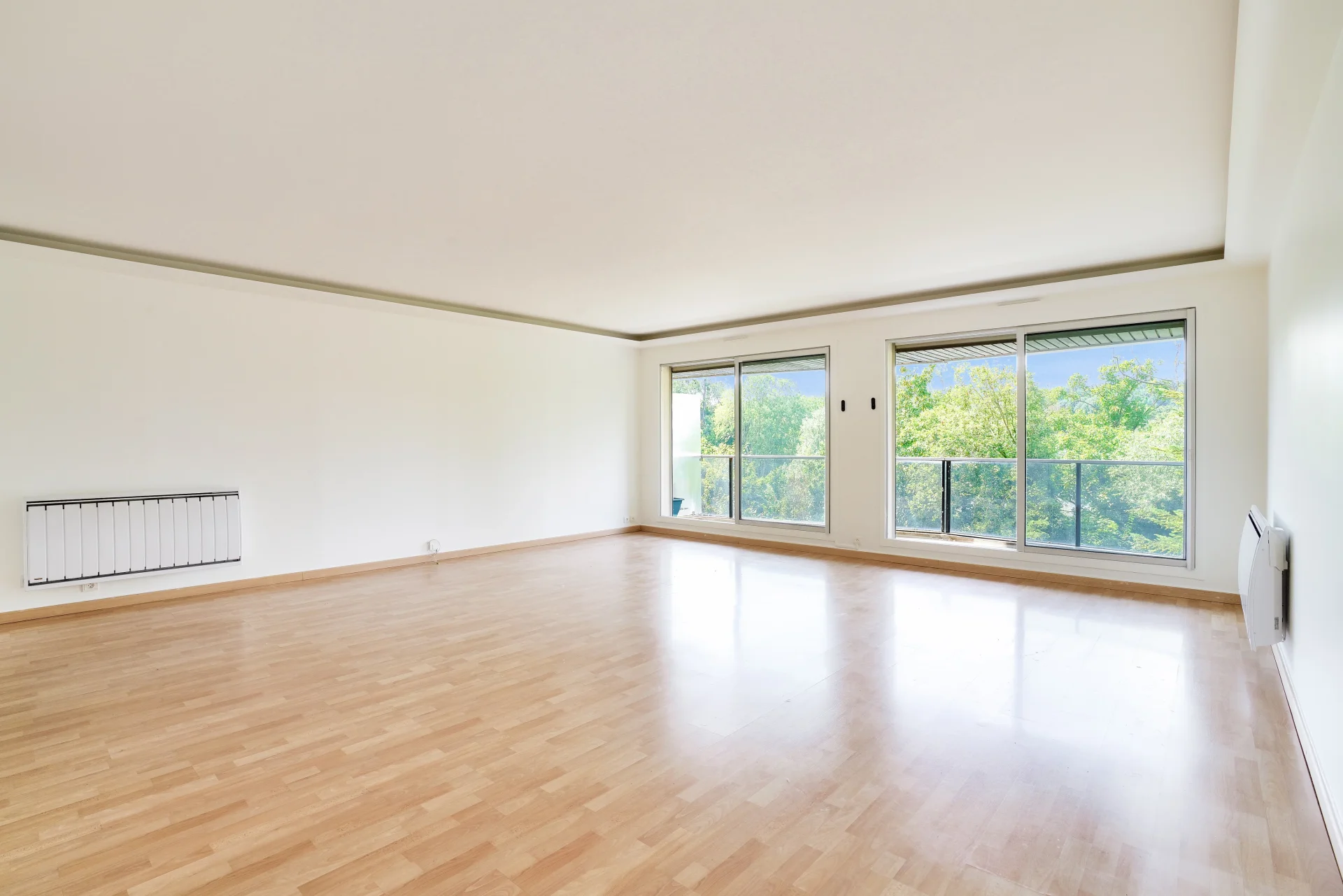 Le Pecq - CANADA - Near train station