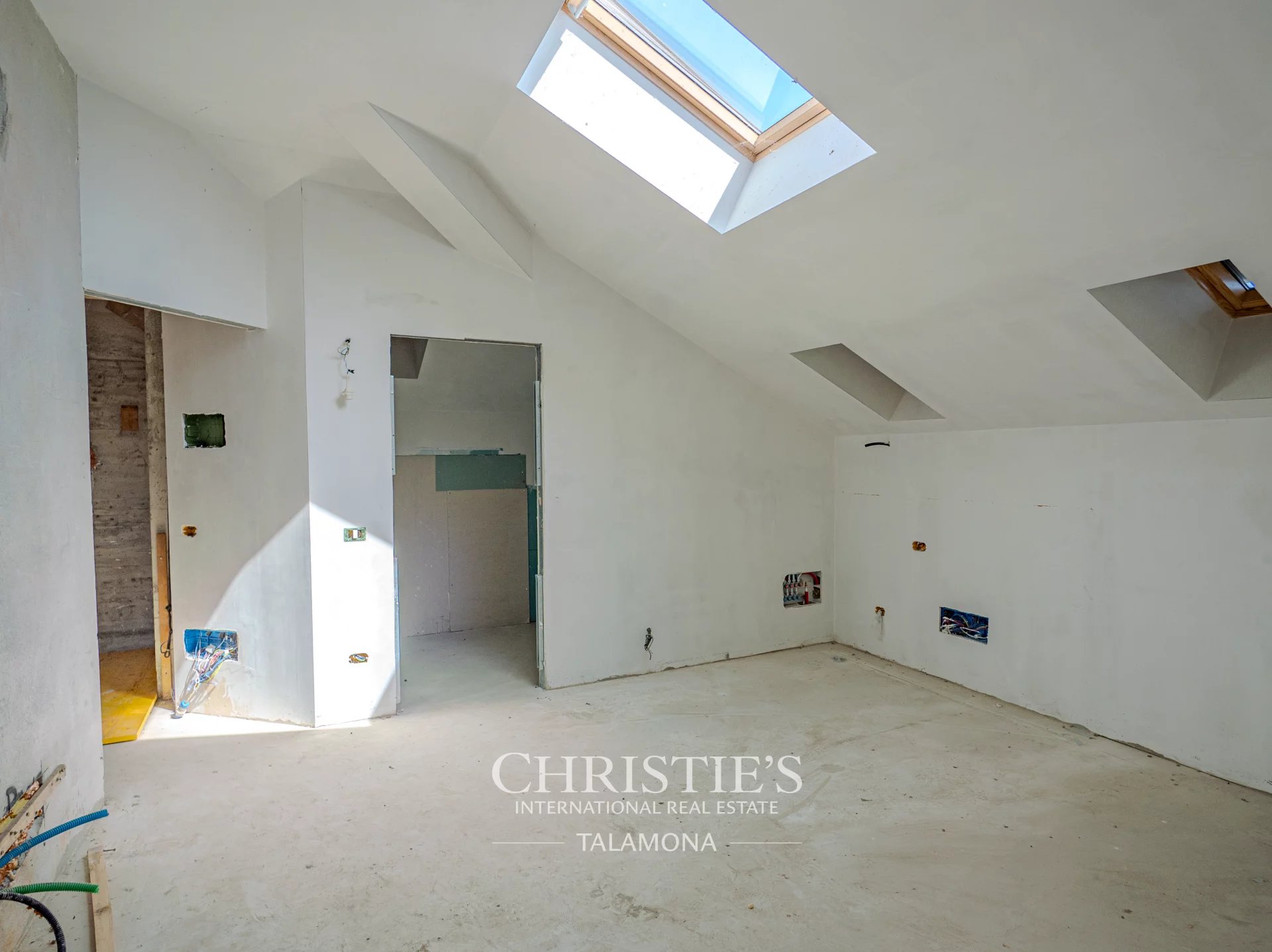 7 Bedroom Villa/Townhouse's Image 18