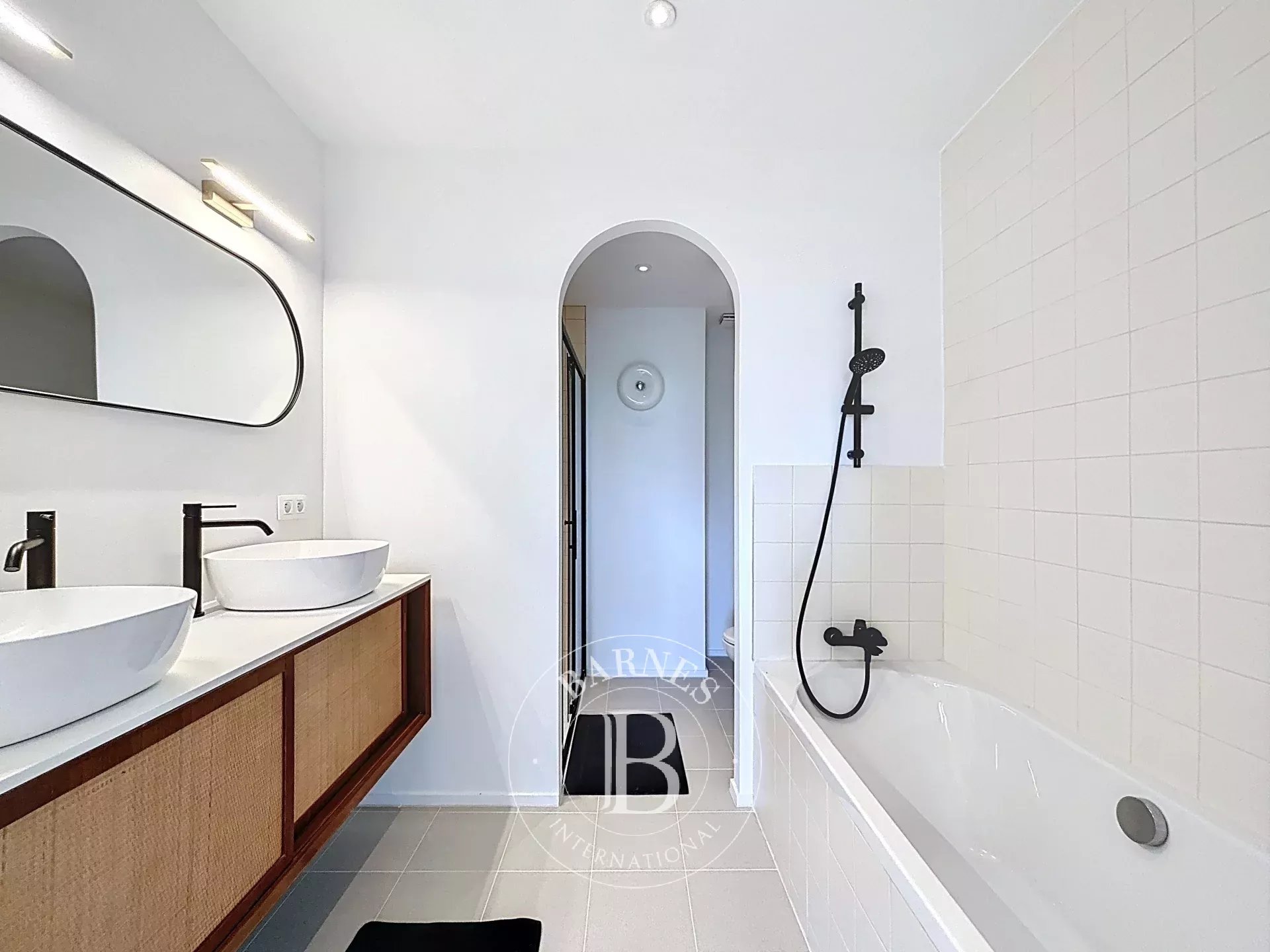 ONDER BOD - UCCLE - Prachtig gerenoveerd appartement, terras op het zuiden