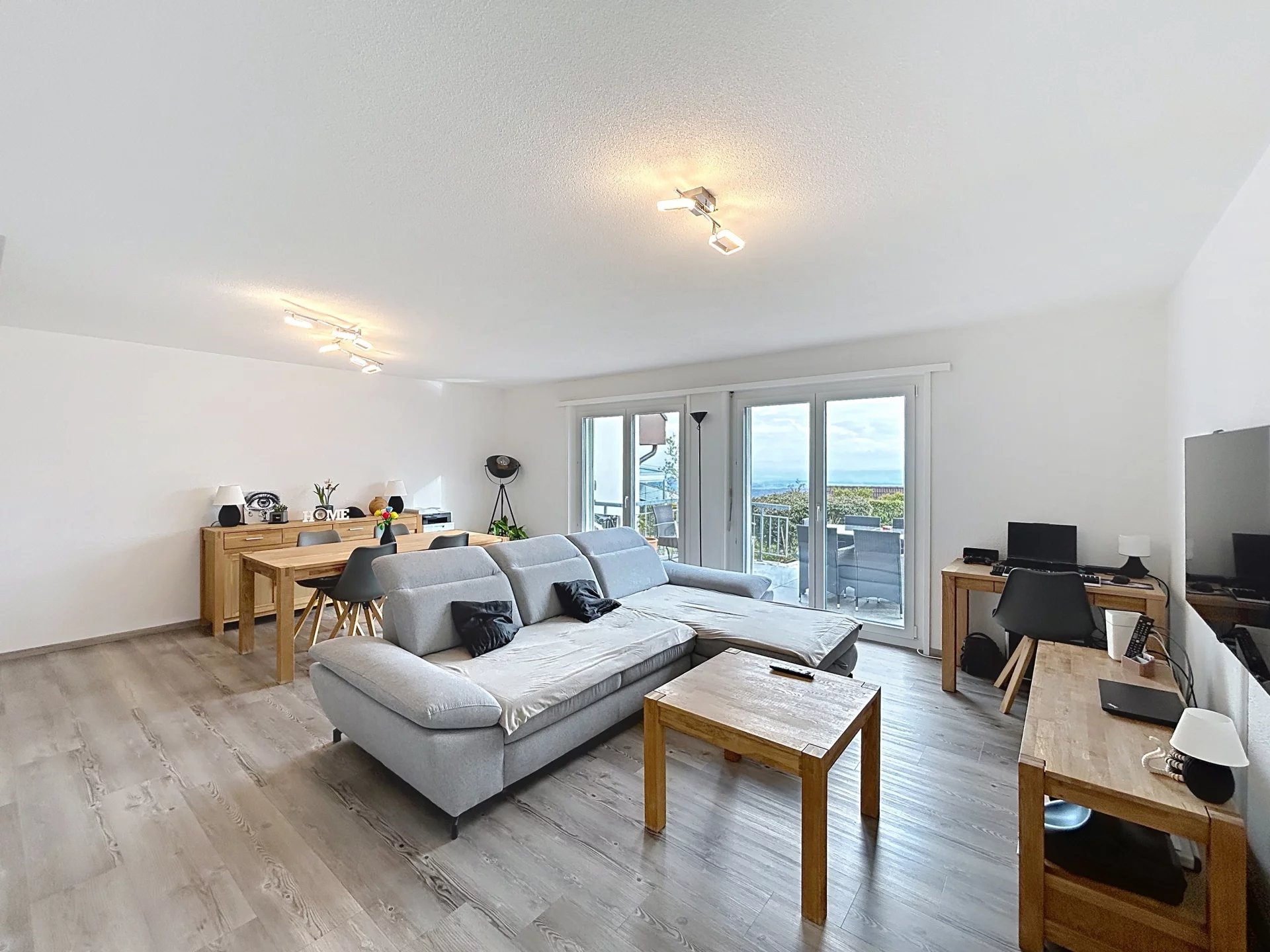 Maison lumineuse avec vue lac et alpes