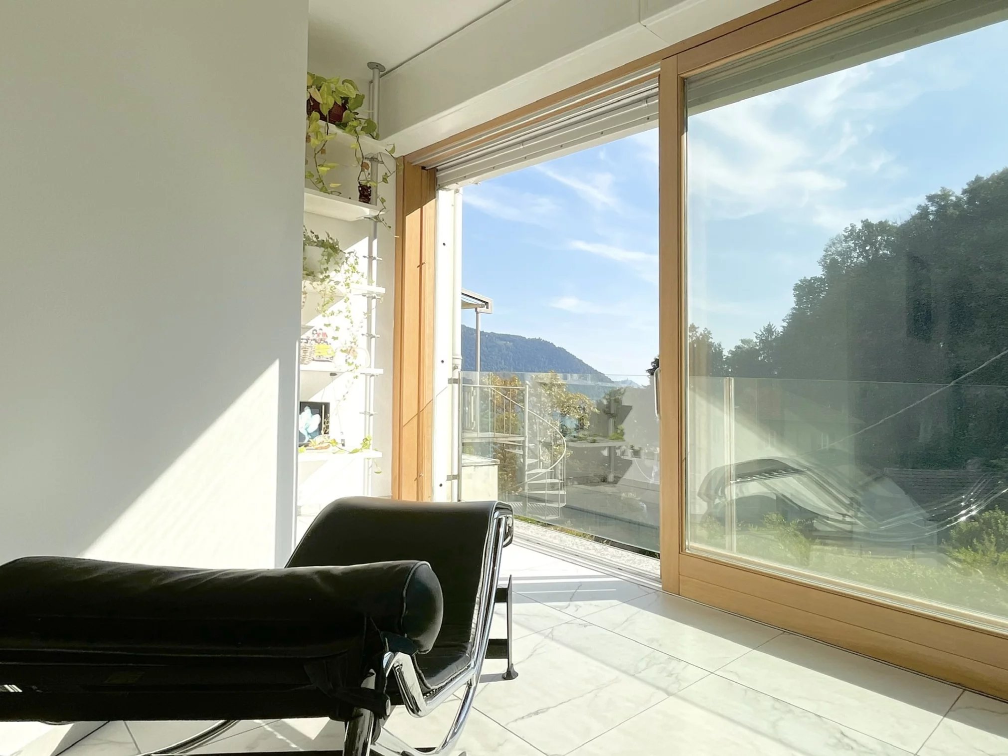 Appartement avec Plafonds Hauts, Baies Vitrées Panoramiques et Jardin Privé au Cœur de Cernobbio - picture 29 title=