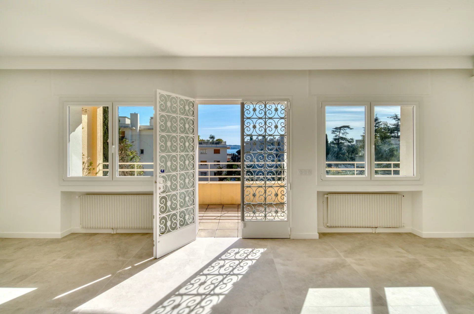 CANNES – BRIGHT APARTMENT WITH PRIVATE GARDEN