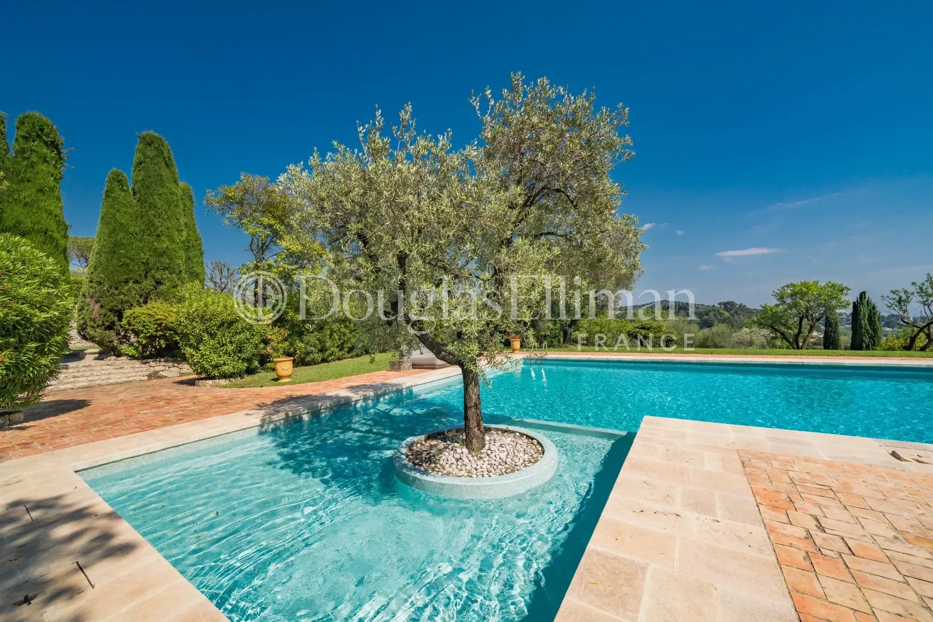 MOUGINS – Splendide bastide entièrement rénovée avec vue mer, terrain de tennis et chapelle - Image nᵒ3