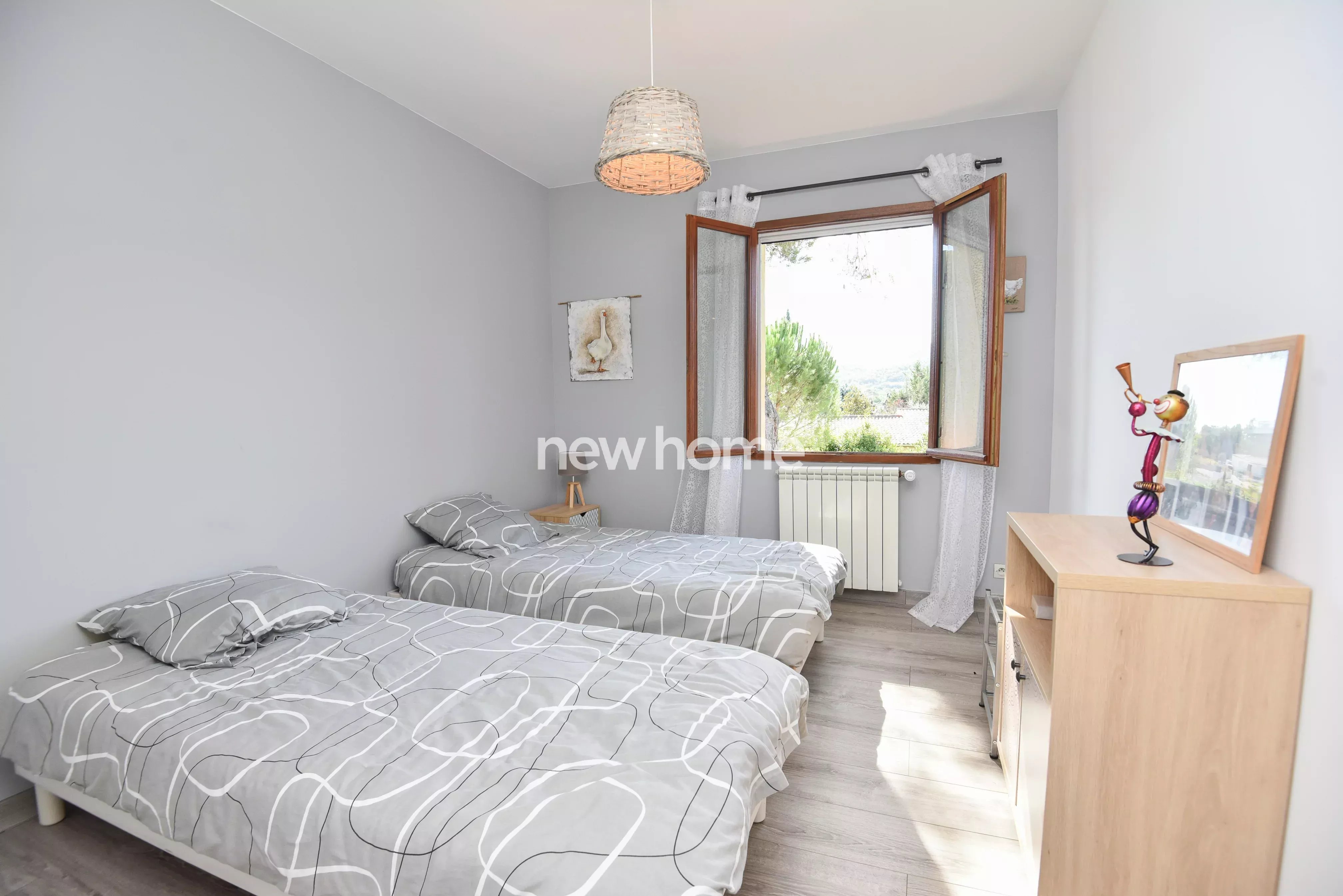 Maison tout confort avec grand jardin, garage, piscine et proximité du village