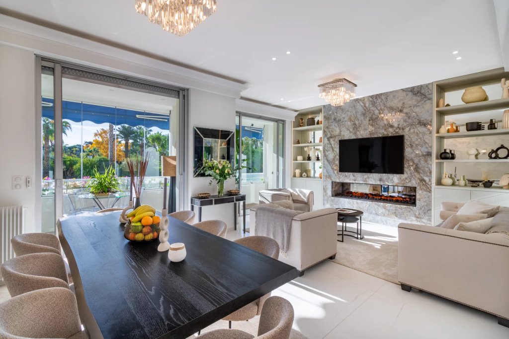 Apartment for sale in Cannes — CANNES, LA CROISETTE - APPARTEMENT ET GARAGE