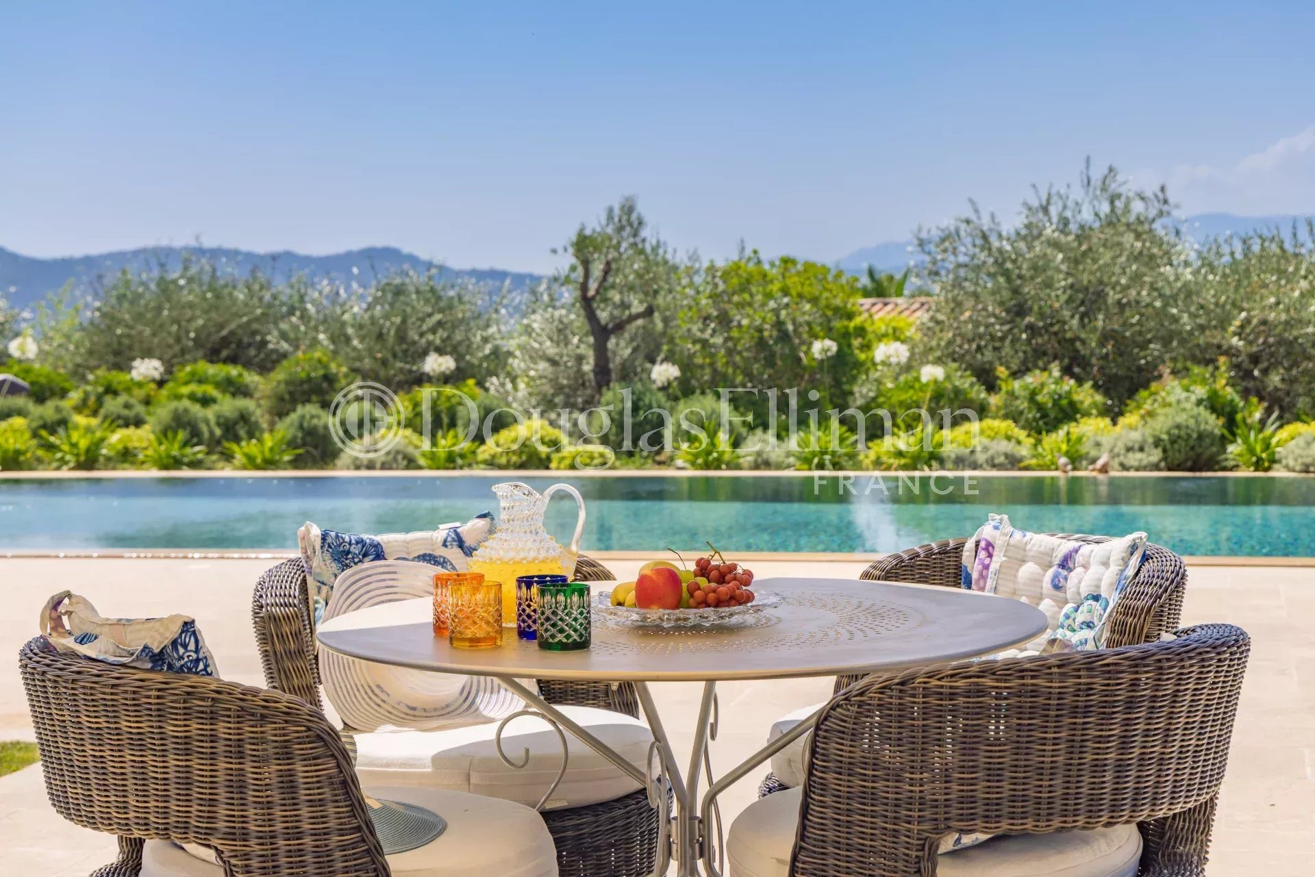 MOUGINS – Une Luxueuse Villa avec vue panoramique - Image nᵒ3