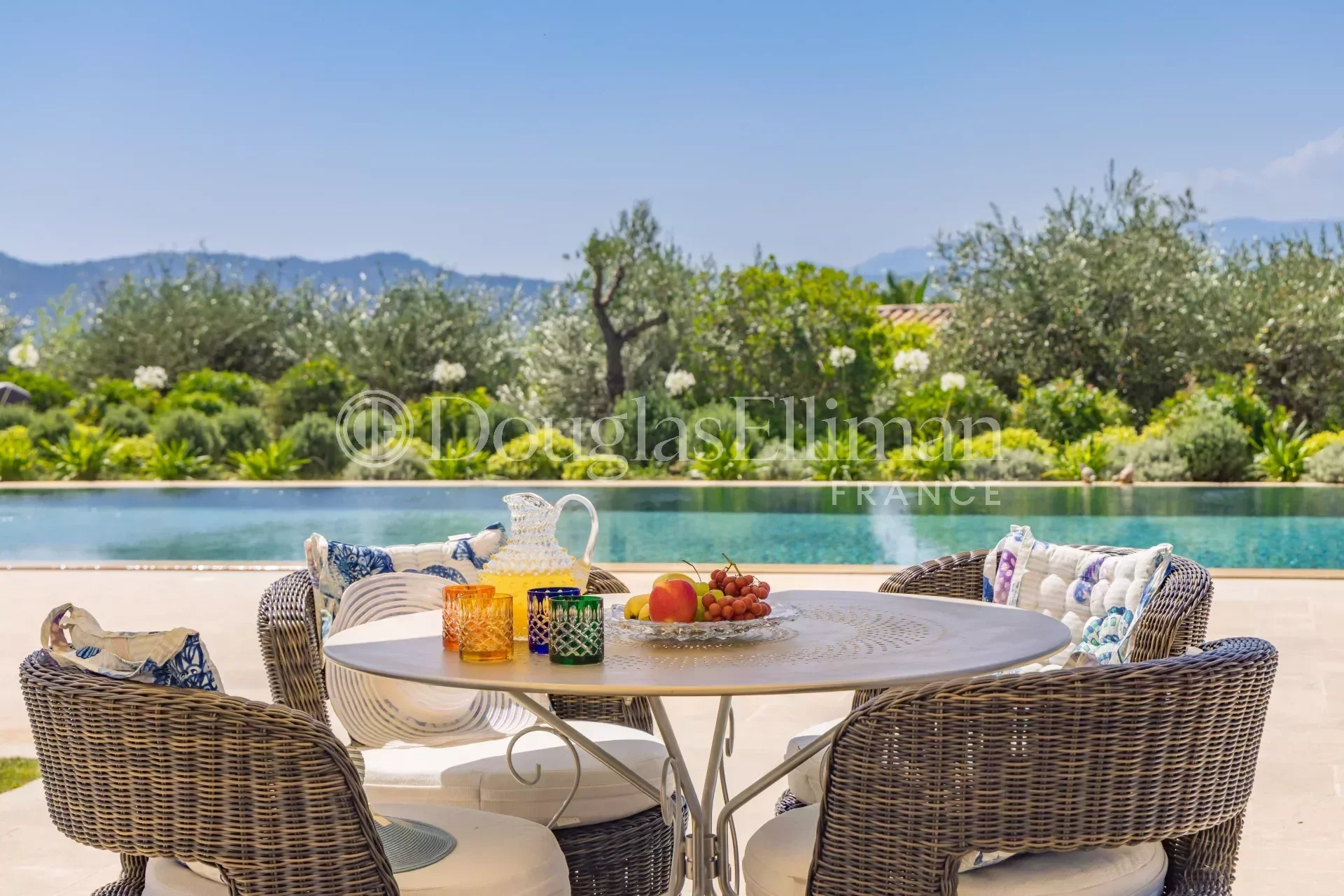 MOUGINS – Une Luxueuse Villa avec vue panoramique - Image nᵒ3