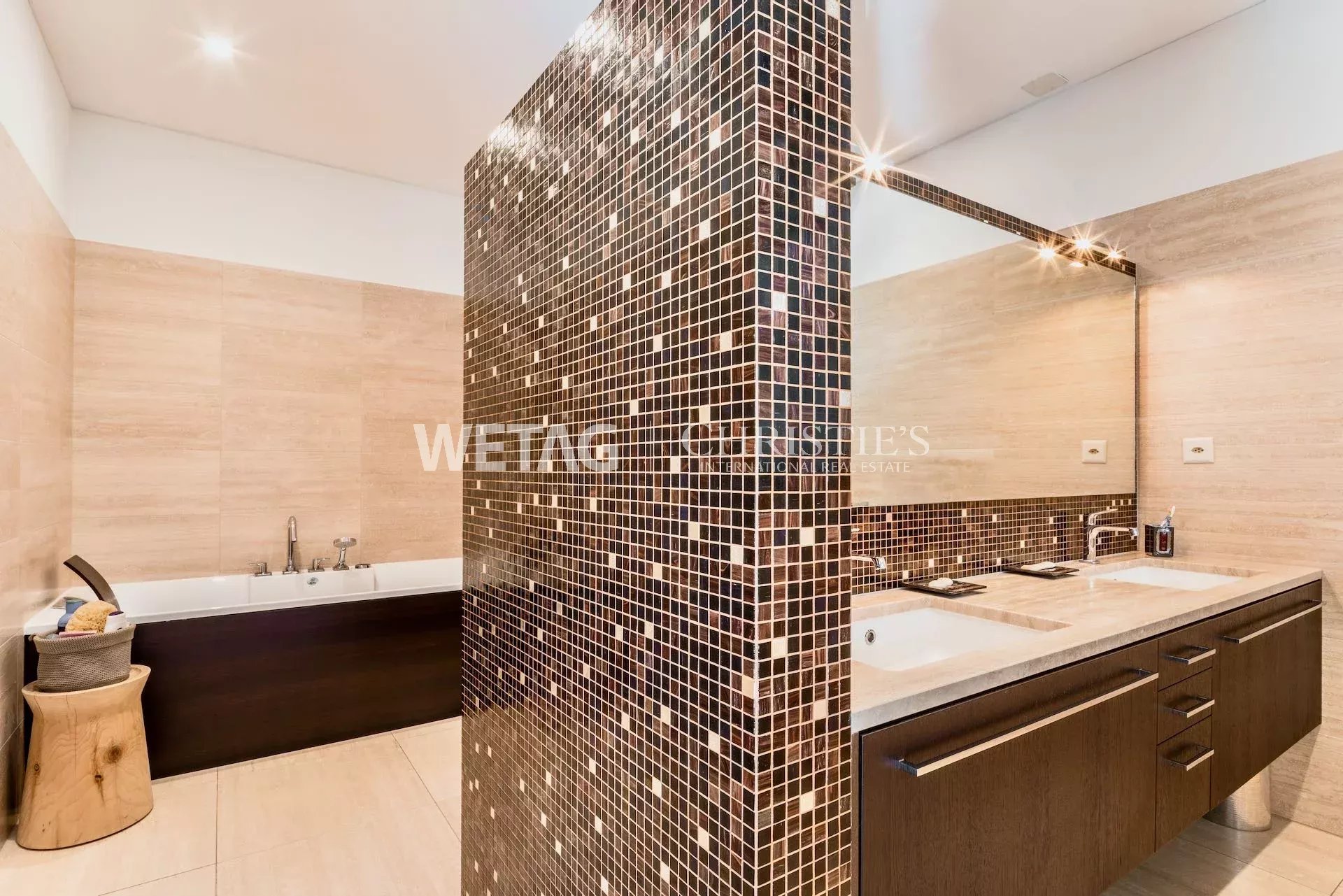 7 Bedroom Villa/Townhouse's Image 5