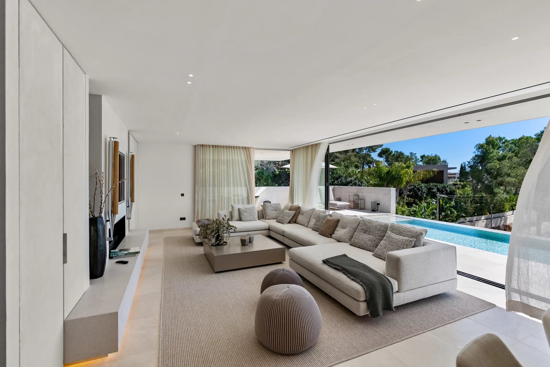 Villa contemporánea de cinco dormitorios con piscina en el suroeste de Mallorca - picture 2