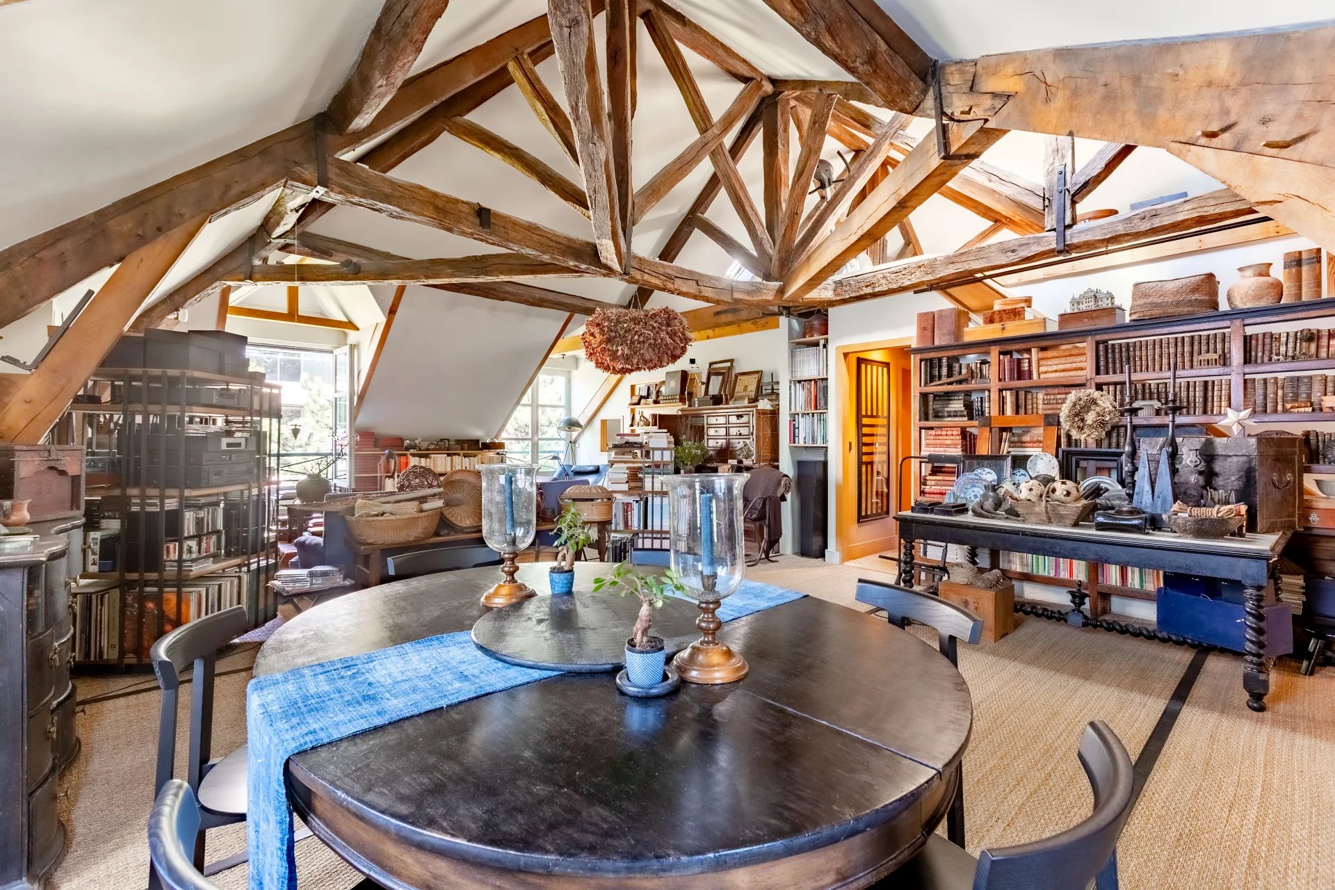 Neuilly - Longchamp - Appartement dans un hôtel particulier de caractère datant du XIX ème - Dernier étage - picture 2