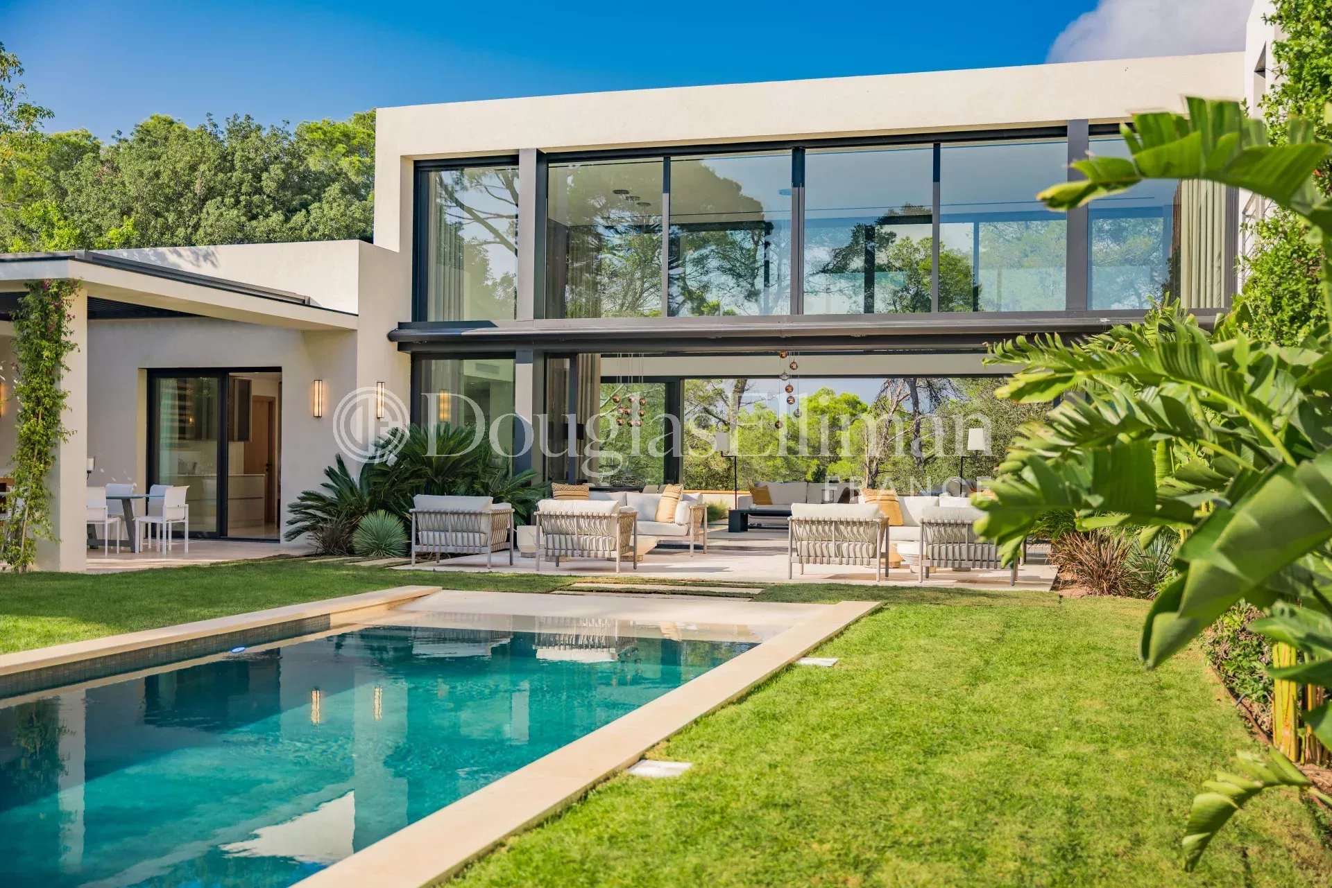 MOUGINS – Splendide villa contemporaine neuve dans domaine fermé - Image nᵒ2