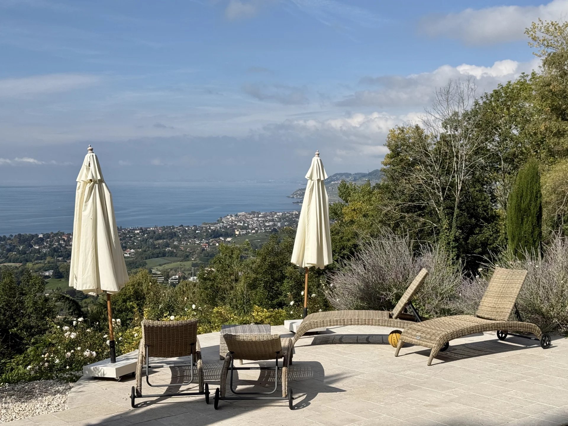 Villa panoramique avec piscine et pool house, grand terrain