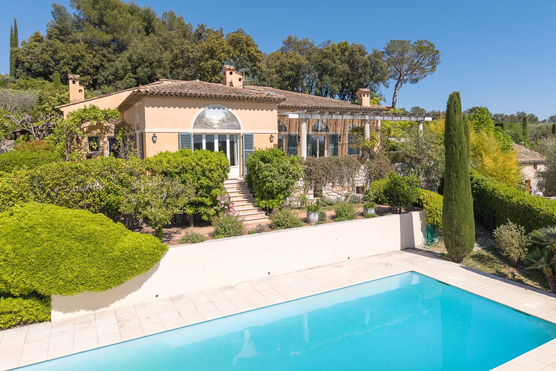 ELEGANT VILLA WITH PANORAMIC VIEWS AND ABSOLUTE TRANQUILLITY NEAR SAINT-PAUL-DE-VENCE