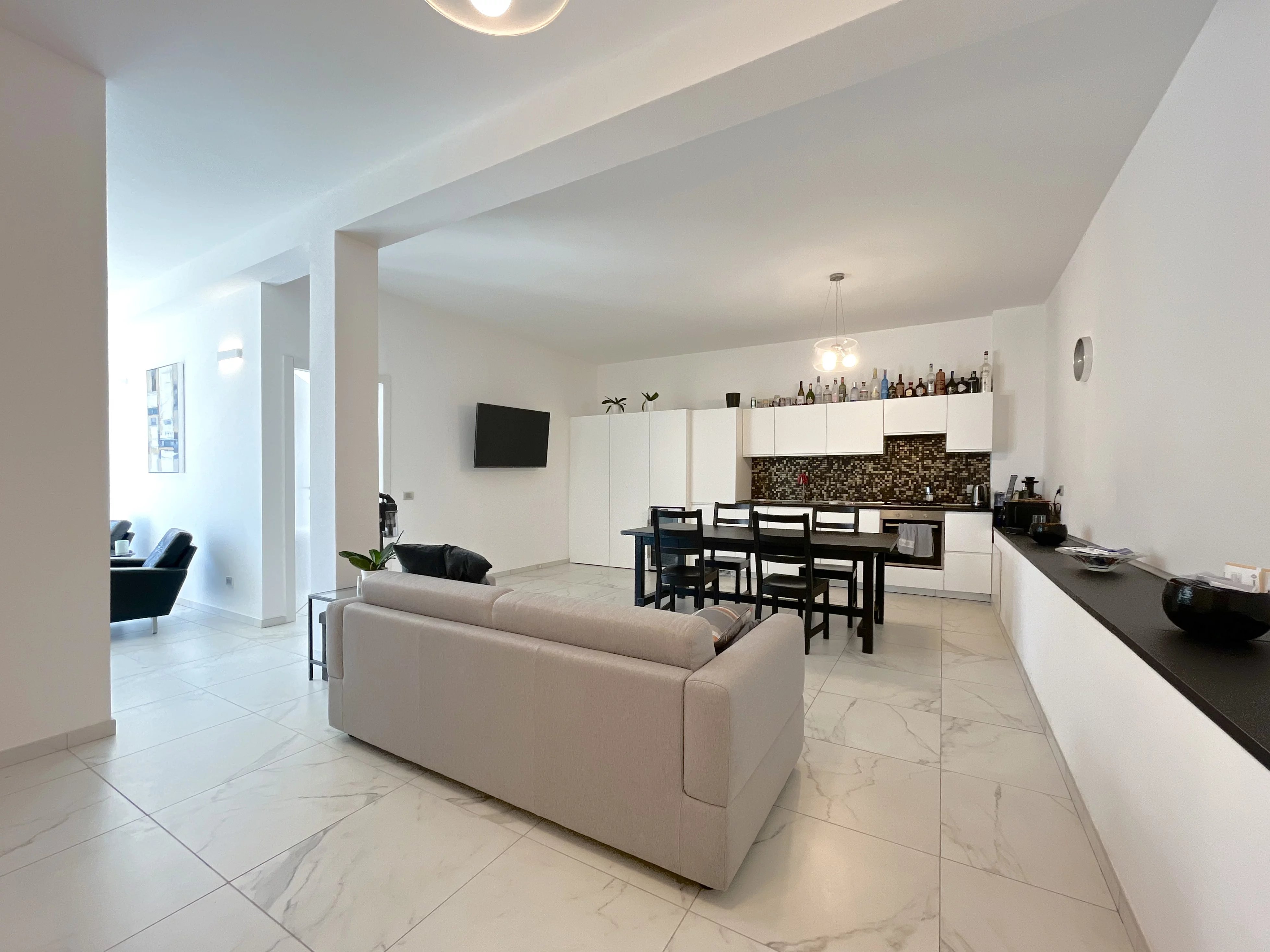 Appartement avec Plafonds Hauts, Baies Vitrées Panoramiques et Jardin Privé au Cœur de Cernobbio - picture 24 title=