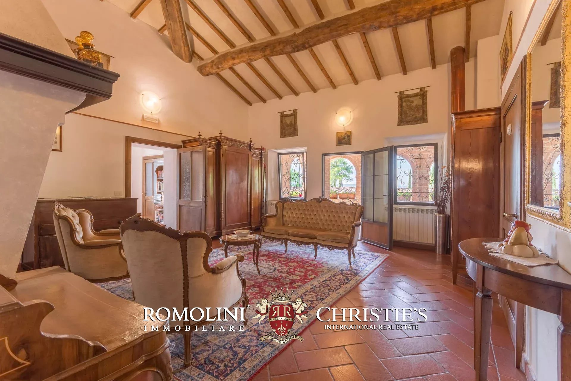 VILLA CON PISCINA E VIGNETO IN VENDITA A SIENA, TOSCANA