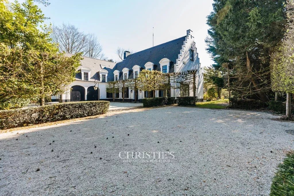 Manoirwijk – Charmante villa op een achterliggend perceel van 55 are