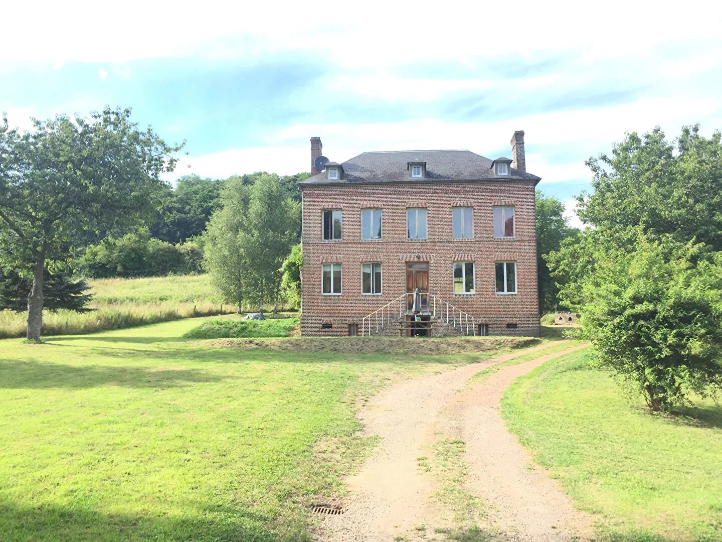 Maison Pont L Eveque, ancien moulin sur 26 231 m², 2 grands bâtiments