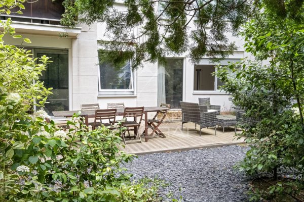 1-Bedroom Apartment in Neuilly-Sur-Seine — photo 3