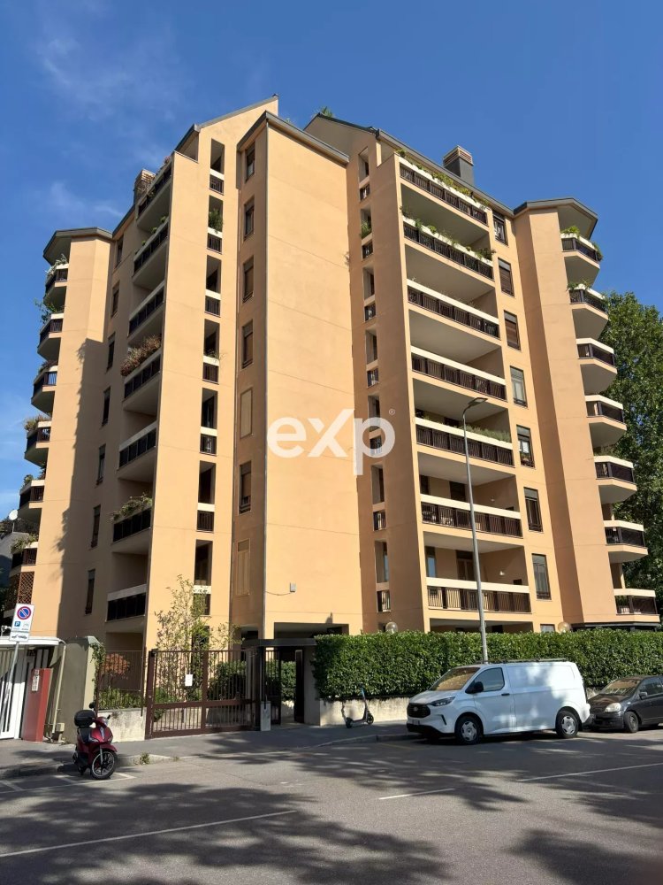 Design Contemporaneo con Vista Iconica su San Siro – Appartamento di Prestigio a Milano