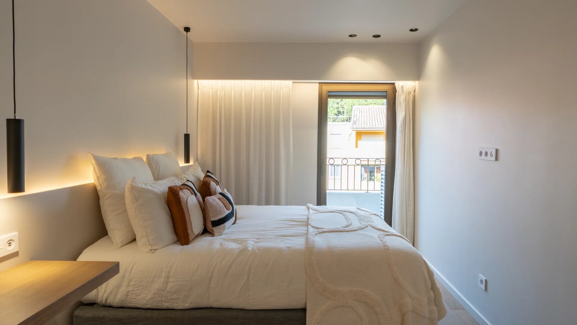 3-bedroom top floor duplex with rooftop terrace and sea views