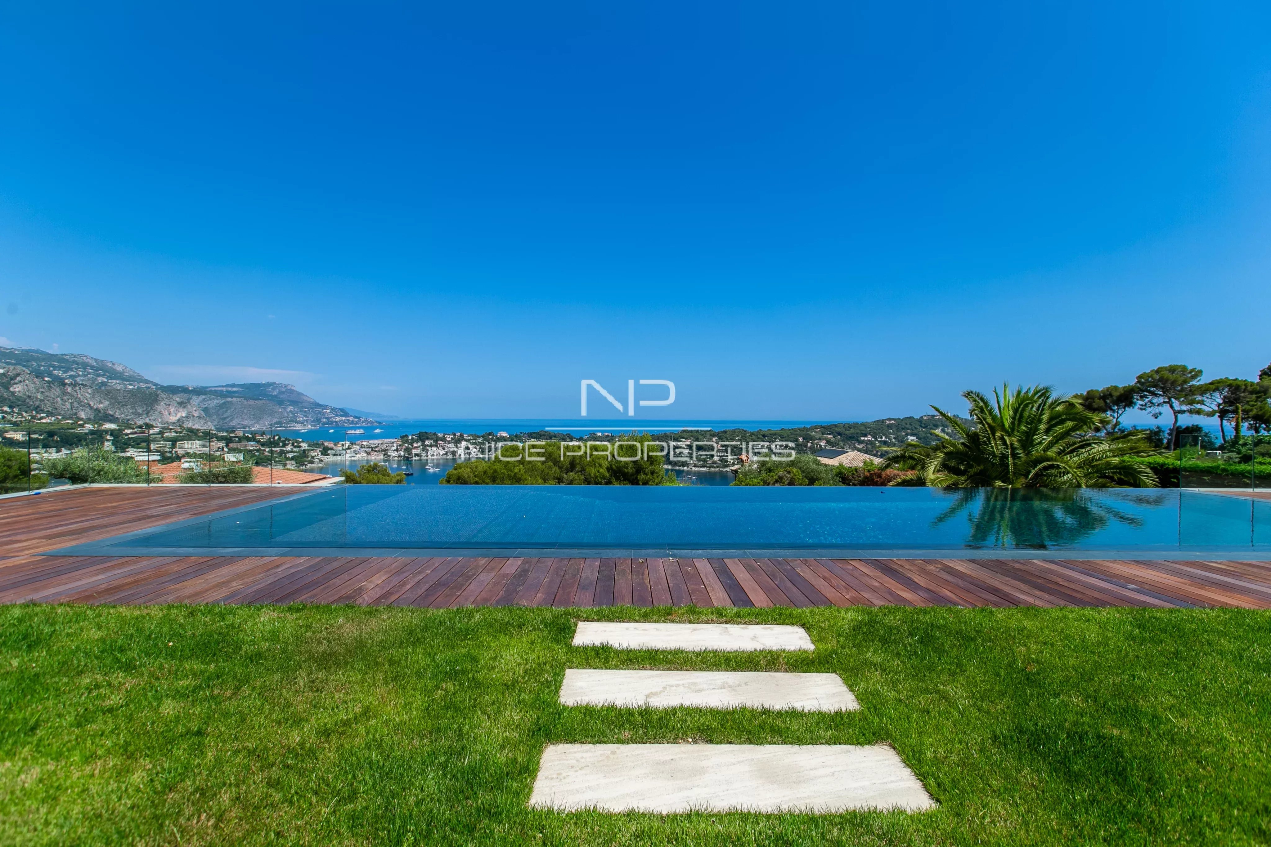 Nice Mont Boron, exceptionnelle villa contemporaine avec vue mer féérique, piscine à déboordement, garage et dépendances