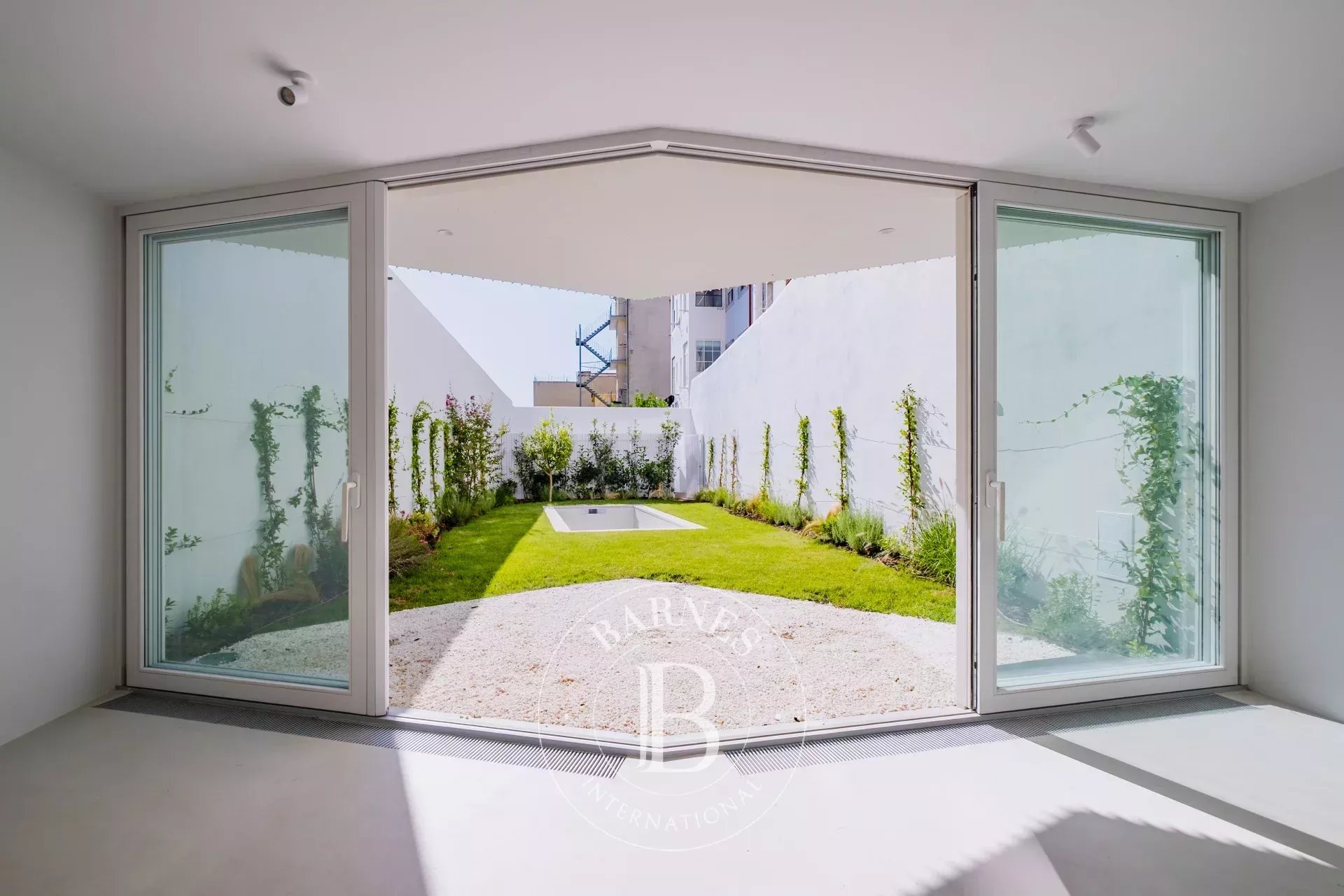 Jardim e piscina privativos